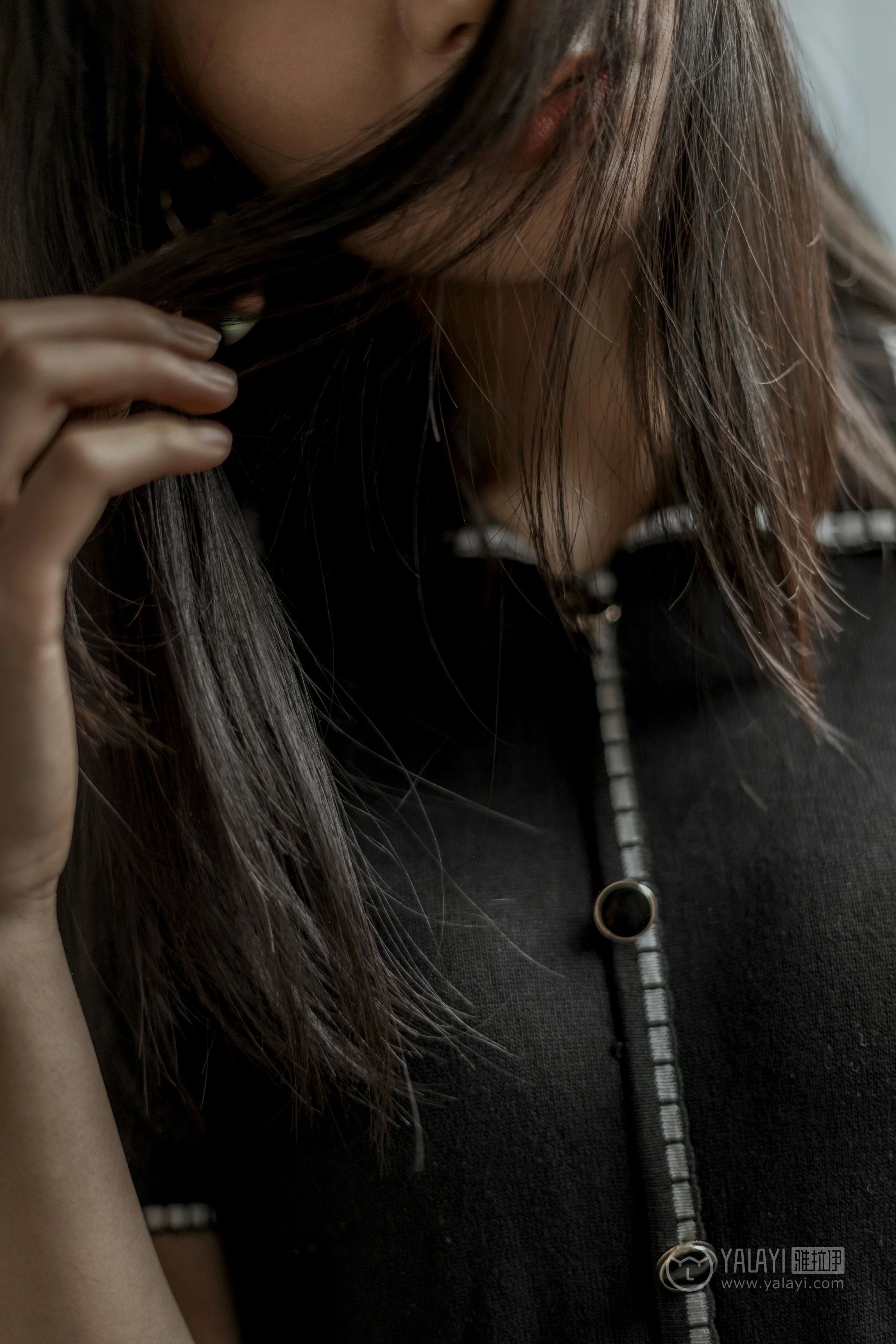[YALAYI雅拉伊]No.255 款款情深 乔妹儿 黑色收腰连衣裙居家私房写真集第15张