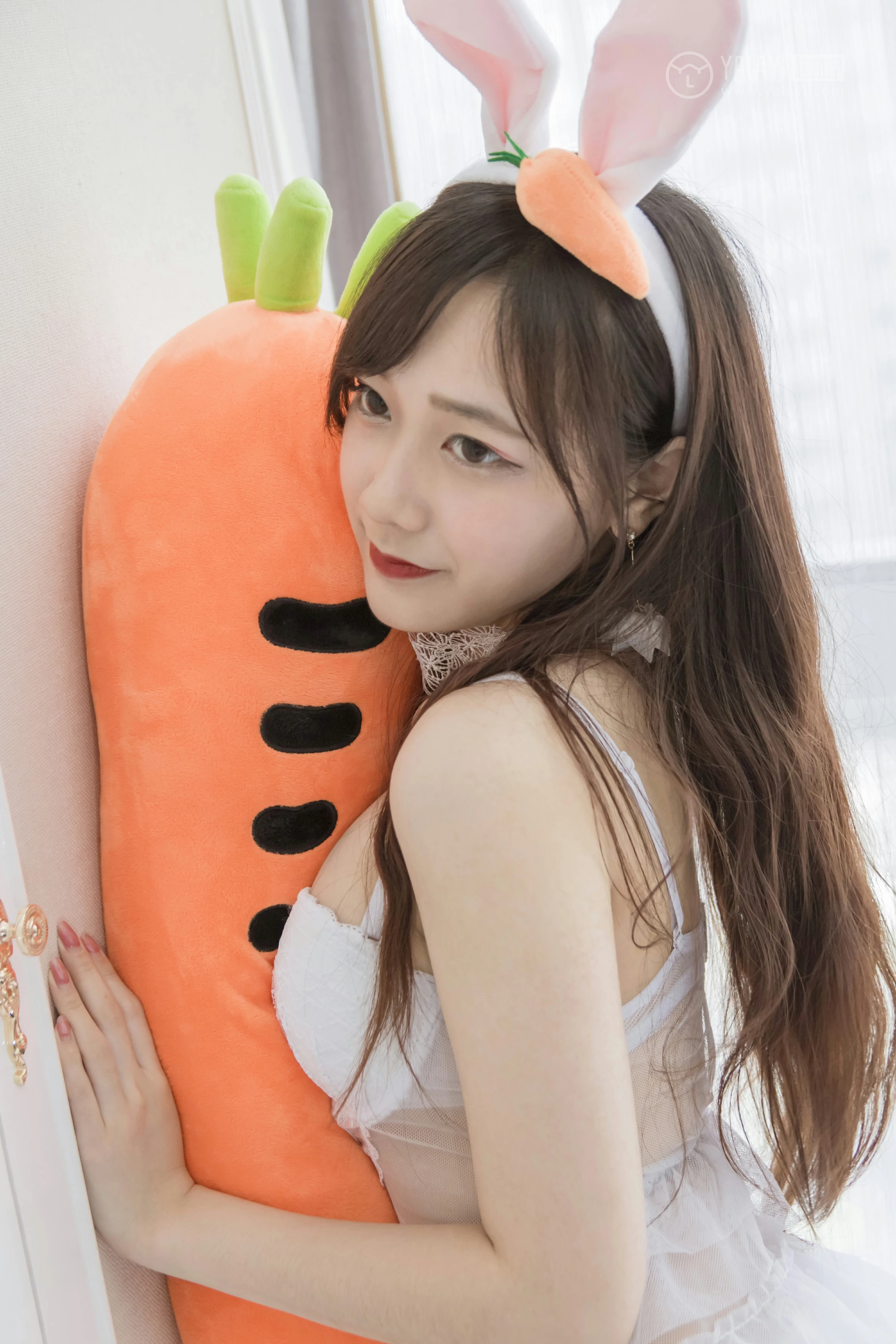 [YALAYI雅拉伊]No.258 卯兔夜夜 夜夜 白色透视情趣内衣加白色丝袜美腿性感私房写真集第10张