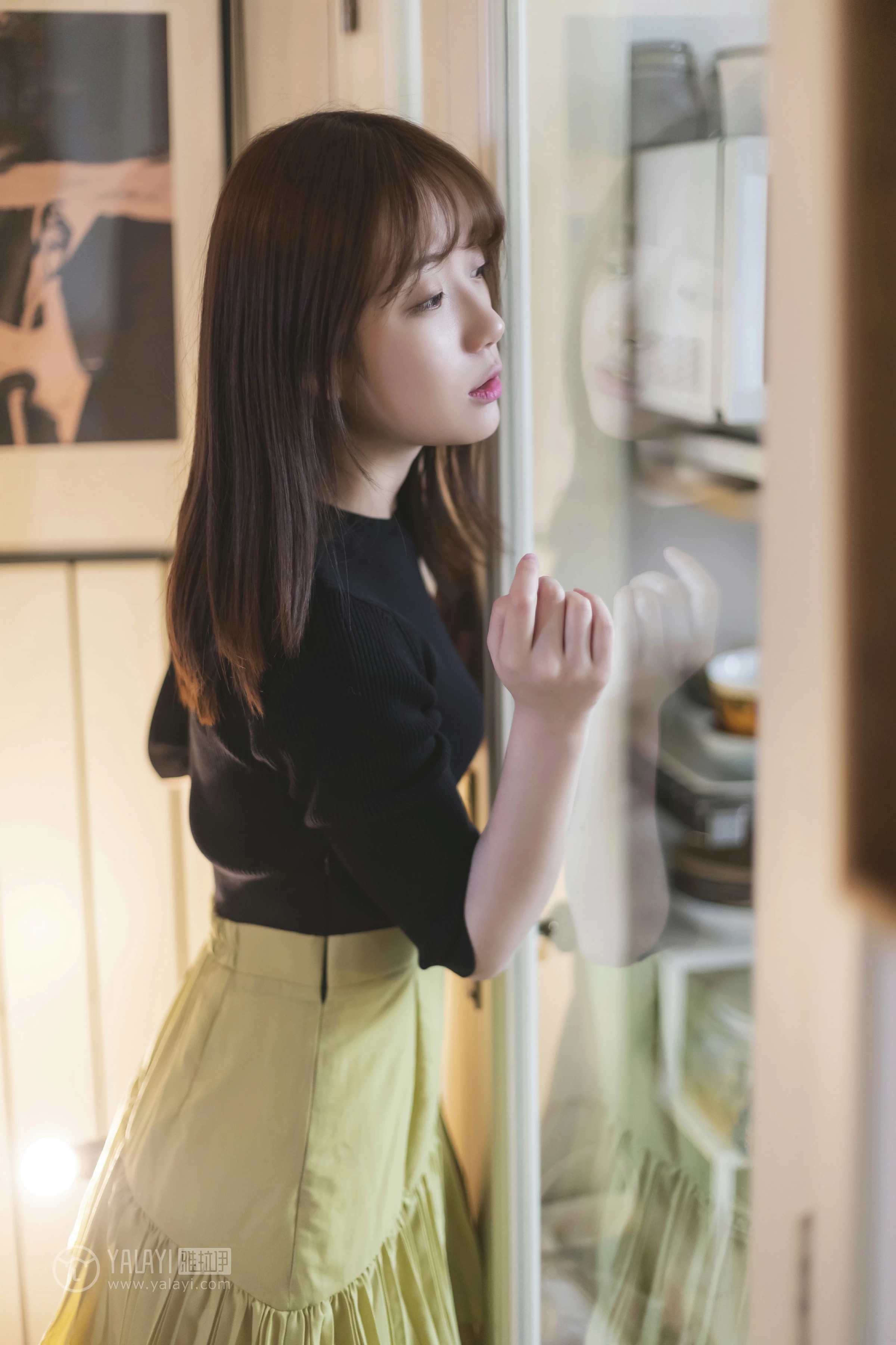 [YALAYI雅拉伊]No.265 旧情 刘开心 黑色紧身上衣加橙色短裙性感私房写真集第3张