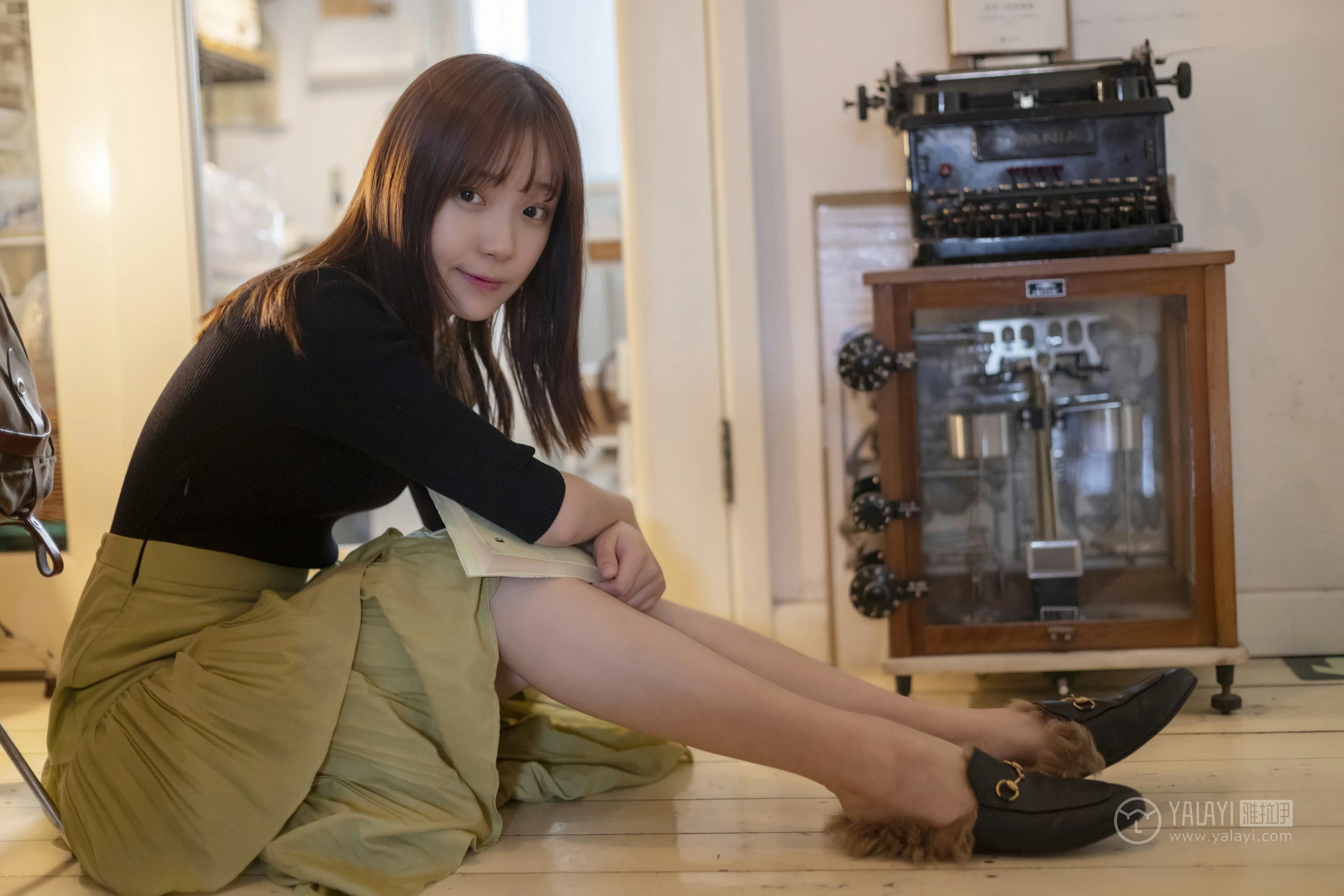 [YALAYI雅拉伊]No.265 旧情 刘开心 黑色紧身上衣加橙色短裙性感私房写真集第14张