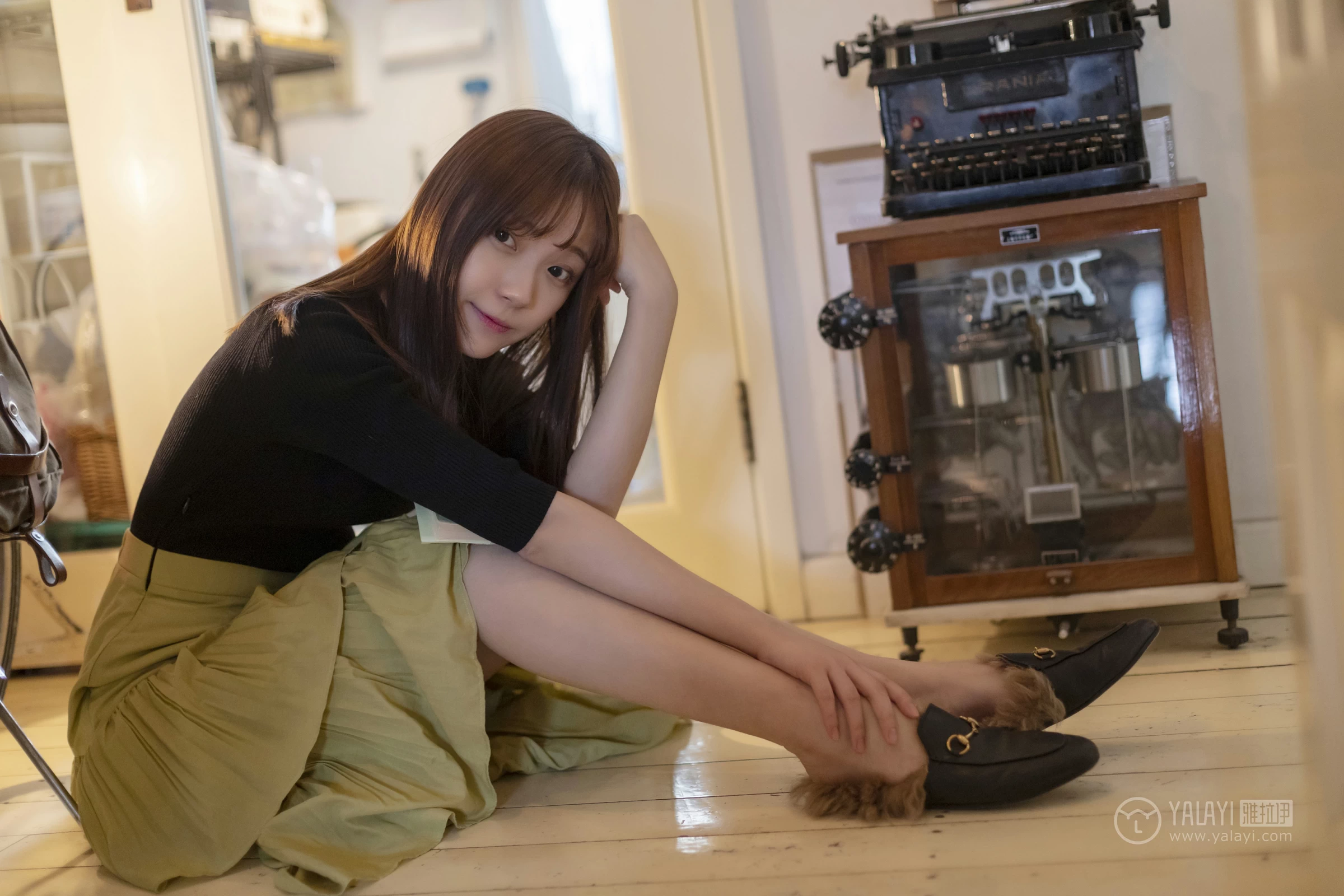 [YALAYI雅拉伊]No.265 旧情 刘开心 黑色紧身上衣加橙色短裙性感私房写真集第14张