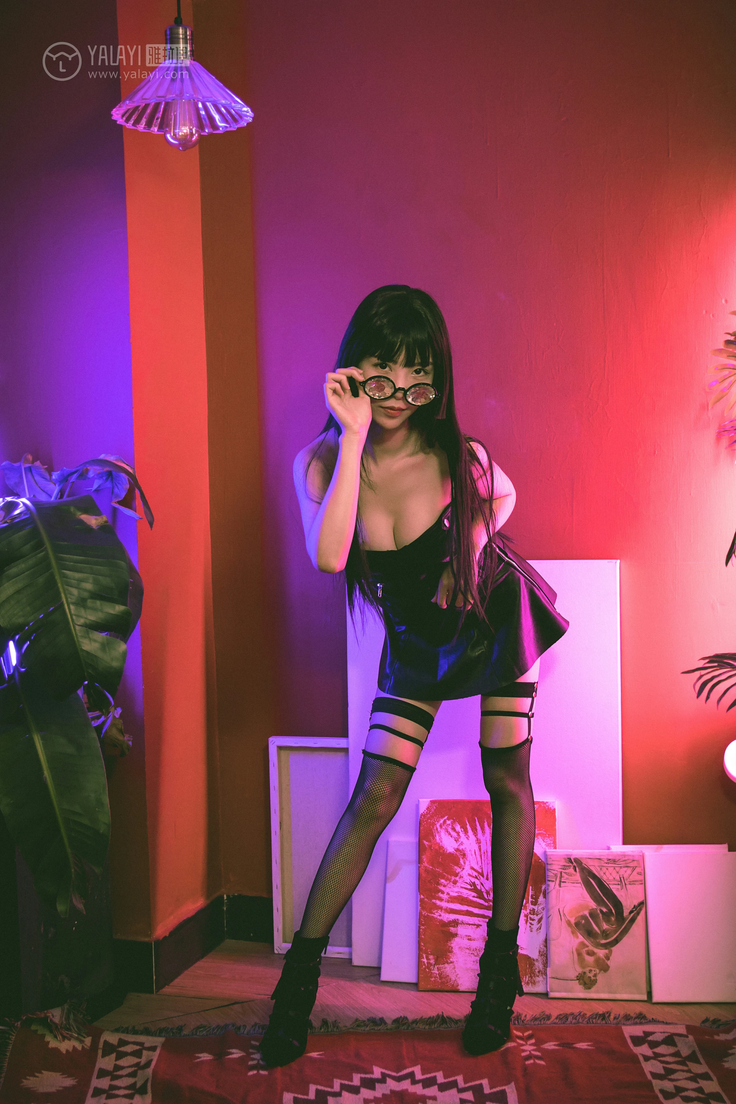 [YALAYI雅拉伊] No.275 霓虹 抖抖儿 黑色塑身上衣与短裙加黑色丝袜美腿性感私房写真集第3张