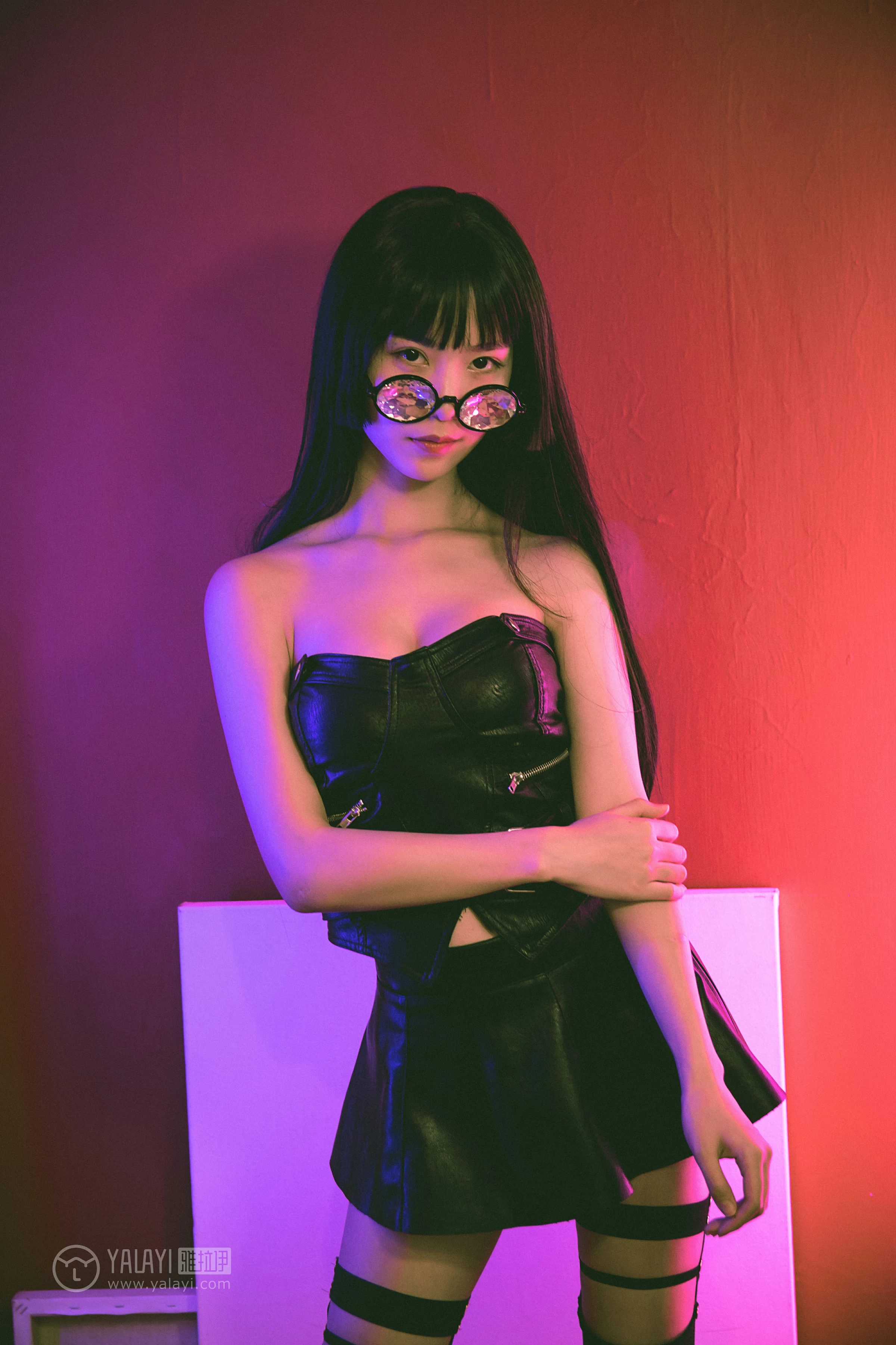 [YALAYI雅拉伊] No.275 霓虹 抖抖儿 黑色塑身上衣与短裙加黑色丝袜美腿性感私房写真集第4张