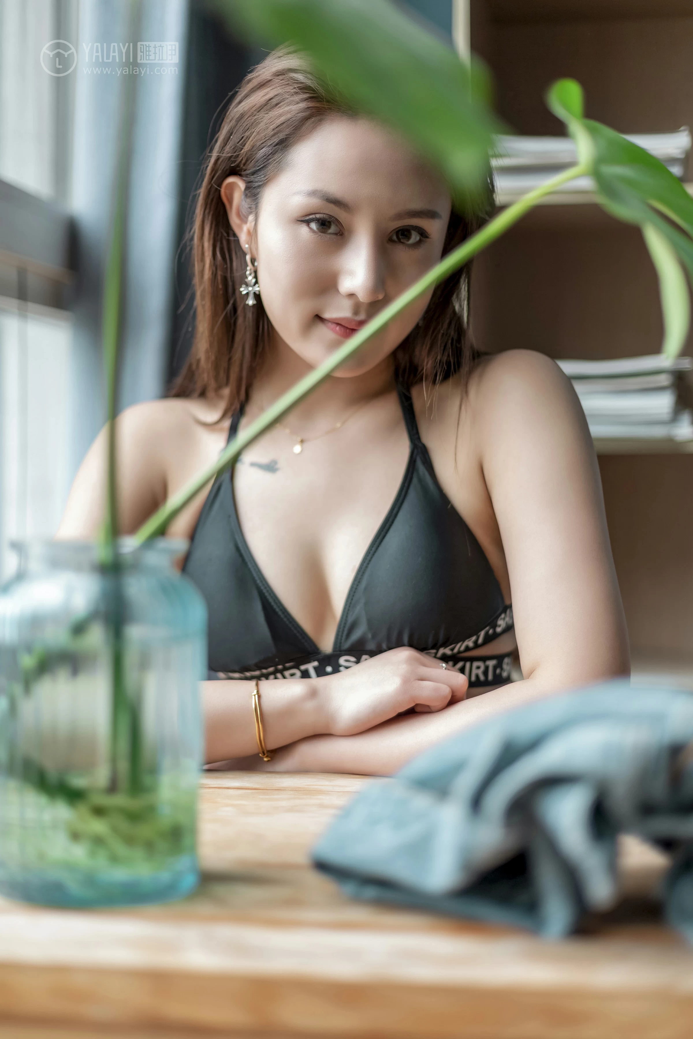 [YALAYI雅拉伊]No.284 牛仔的诱惑 雅辛 牛仔外套加运动内衣性感私房写真集第10张