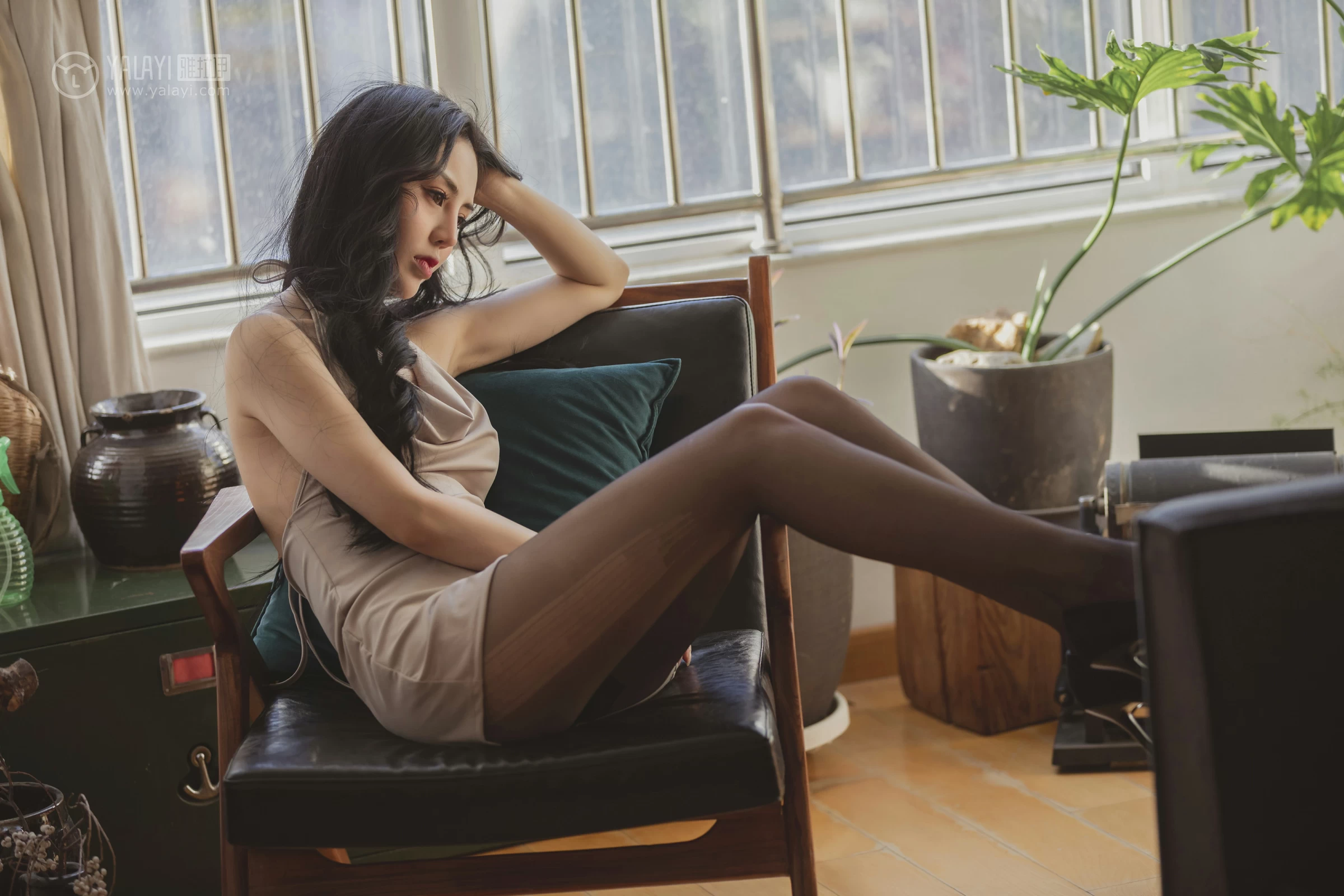 [YALAYI雅拉伊]No.299 香蜜 凉儿 米色裸背连身裙加黑色丝袜美腿性感私房写真集第4张