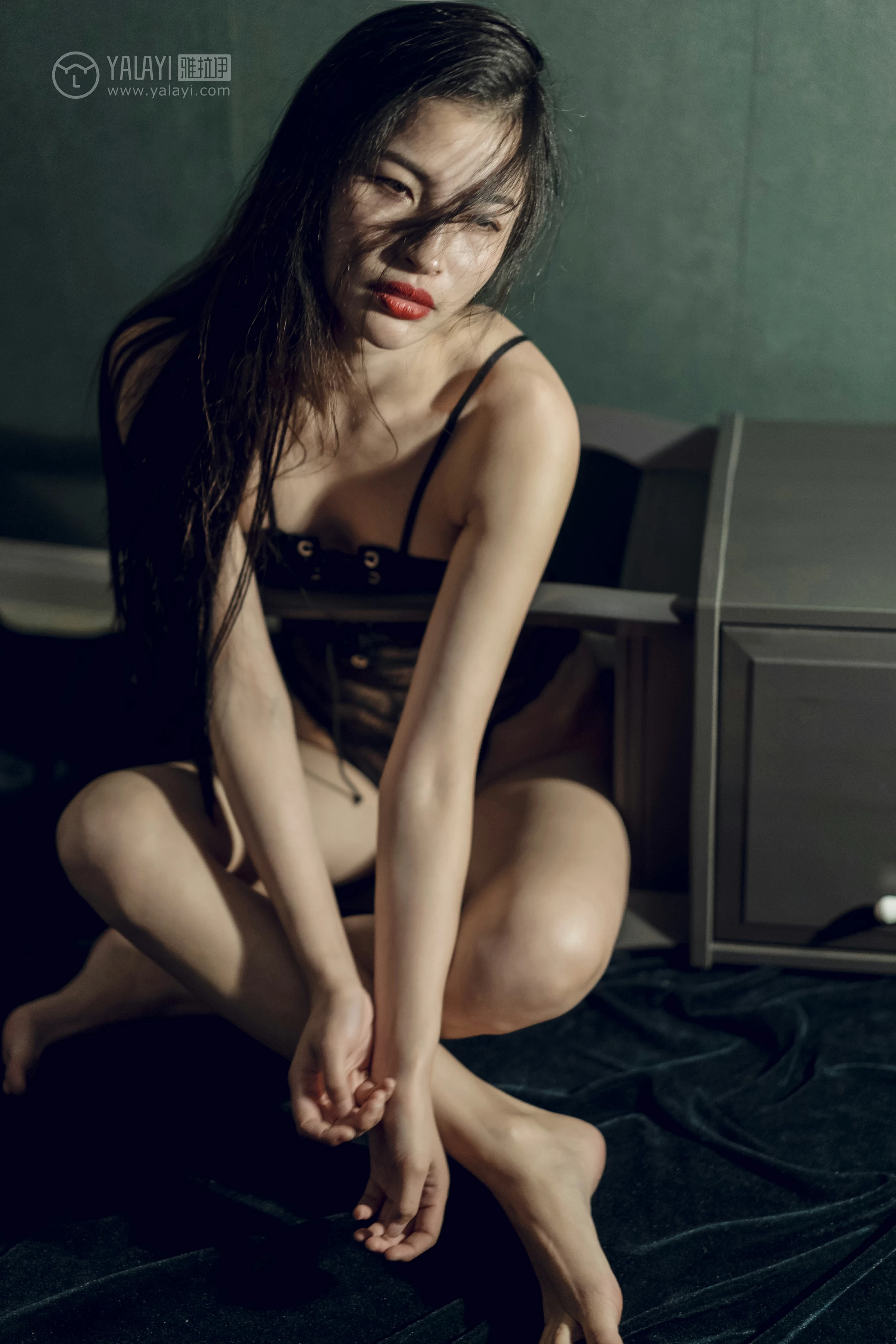 [YALAYI雅拉伊]No.302 挣扎中自我救赎 小竹 黑色镂空情趣内衣性感私房写真集第7张