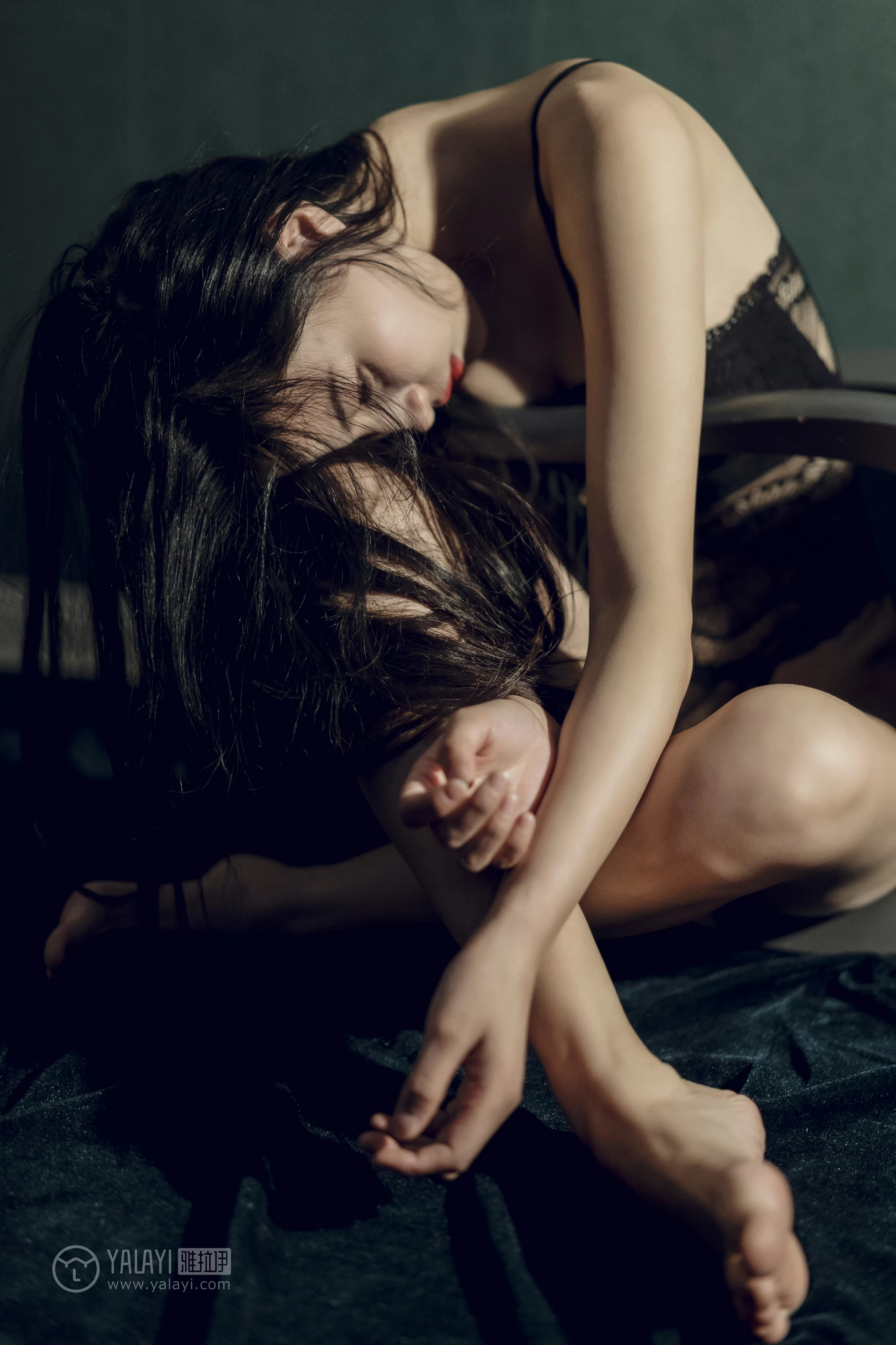 [YALAYI雅拉伊]No.302 挣扎中自我救赎 小竹 黑色镂空情趣内衣性感私房写真集第8张