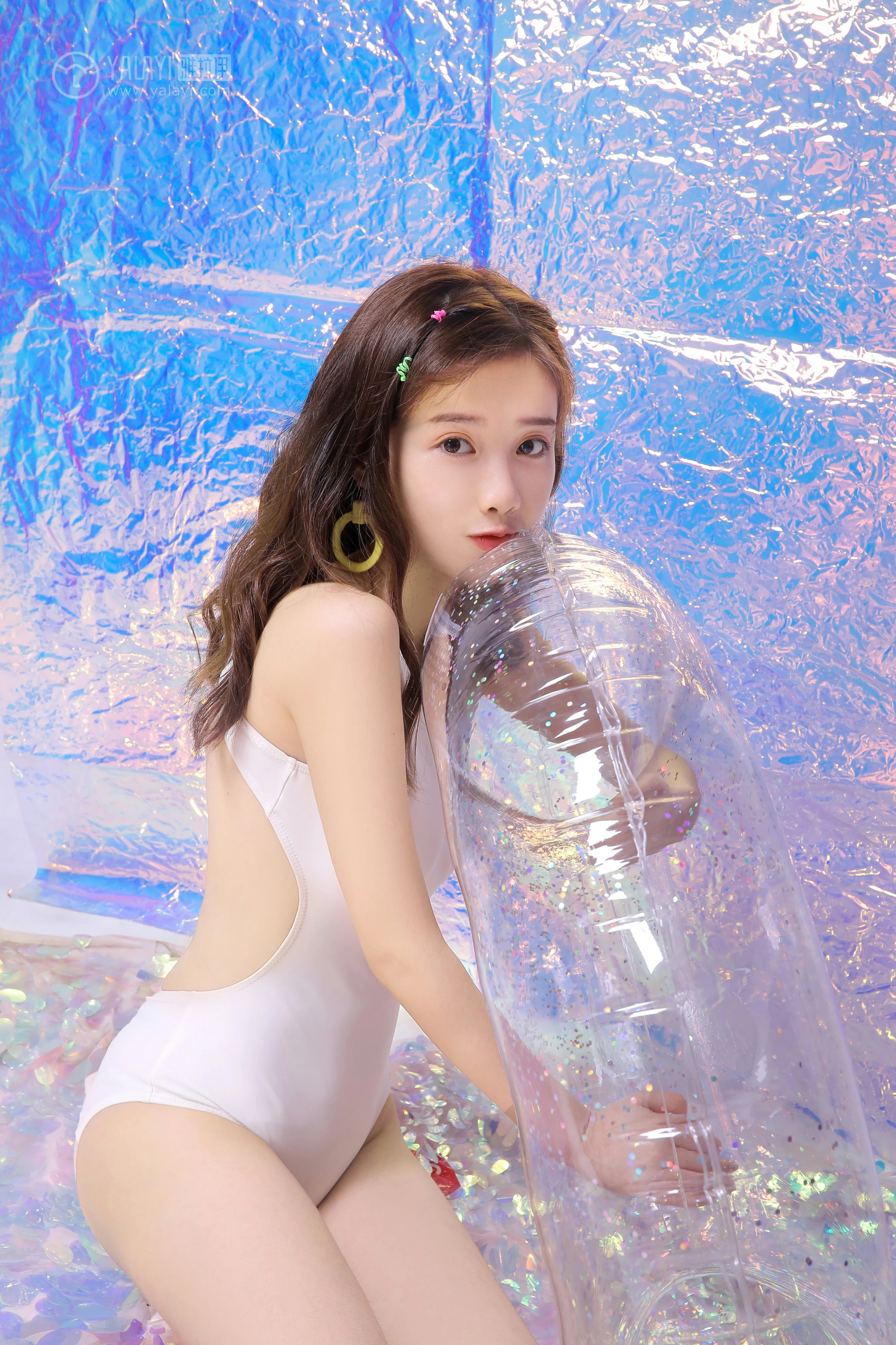 [YALAYI雅拉伊]No.307 闪亮女孩 圈圈 白色连体比基尼泳装性感私房写真集第6张