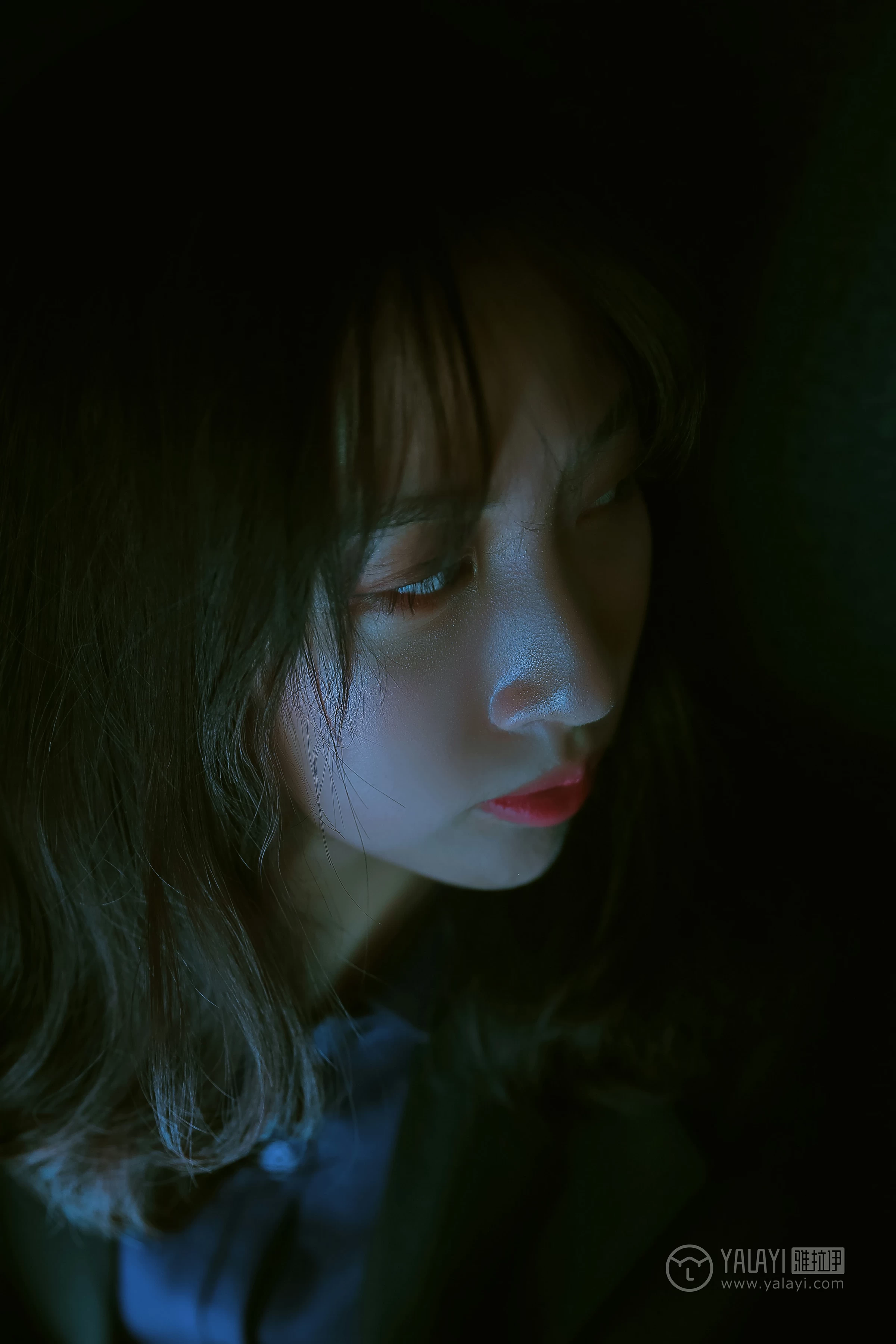 [YALAYI雅拉伊]No.308 蓝色房子 蓝心 黑色外套加蓝色连身制服裙性感私房写真集第8张