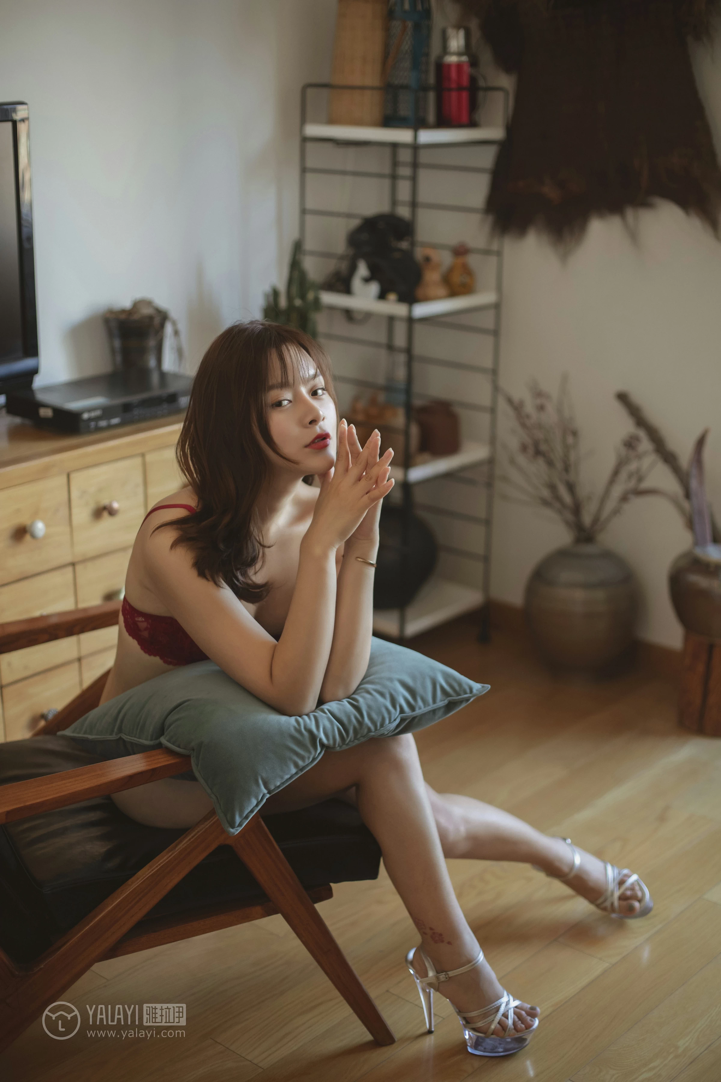 [YALAYI雅拉伊]No.312 私人 芷琳 粉色吊带透视睡衣加红色蕾丝内衣性感私房写真集第8张