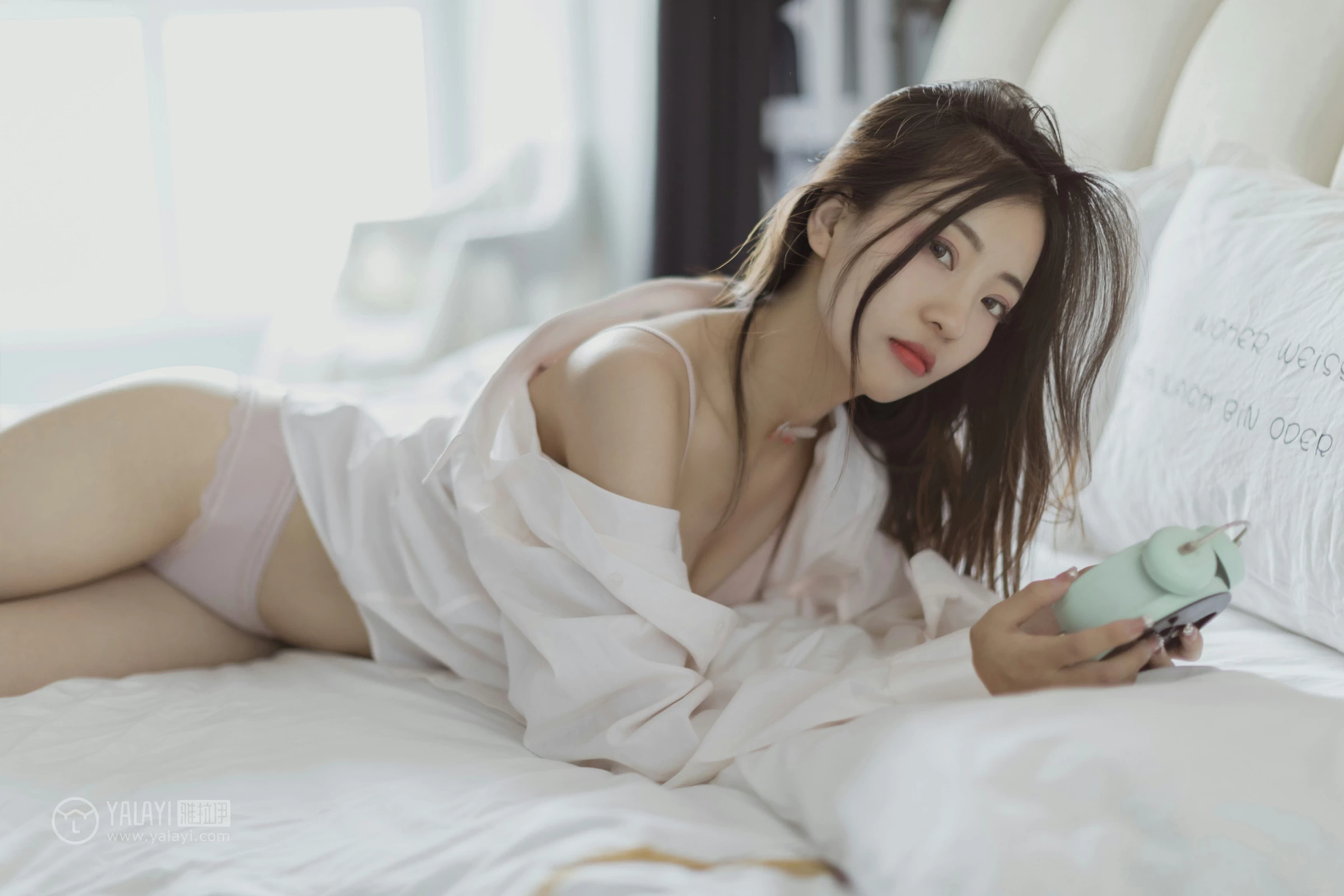[YALAYI雅拉伊]No.316 叫她起床 高若童 白色睡衣加粉色蕾丝内衣性感私房写真集第3张