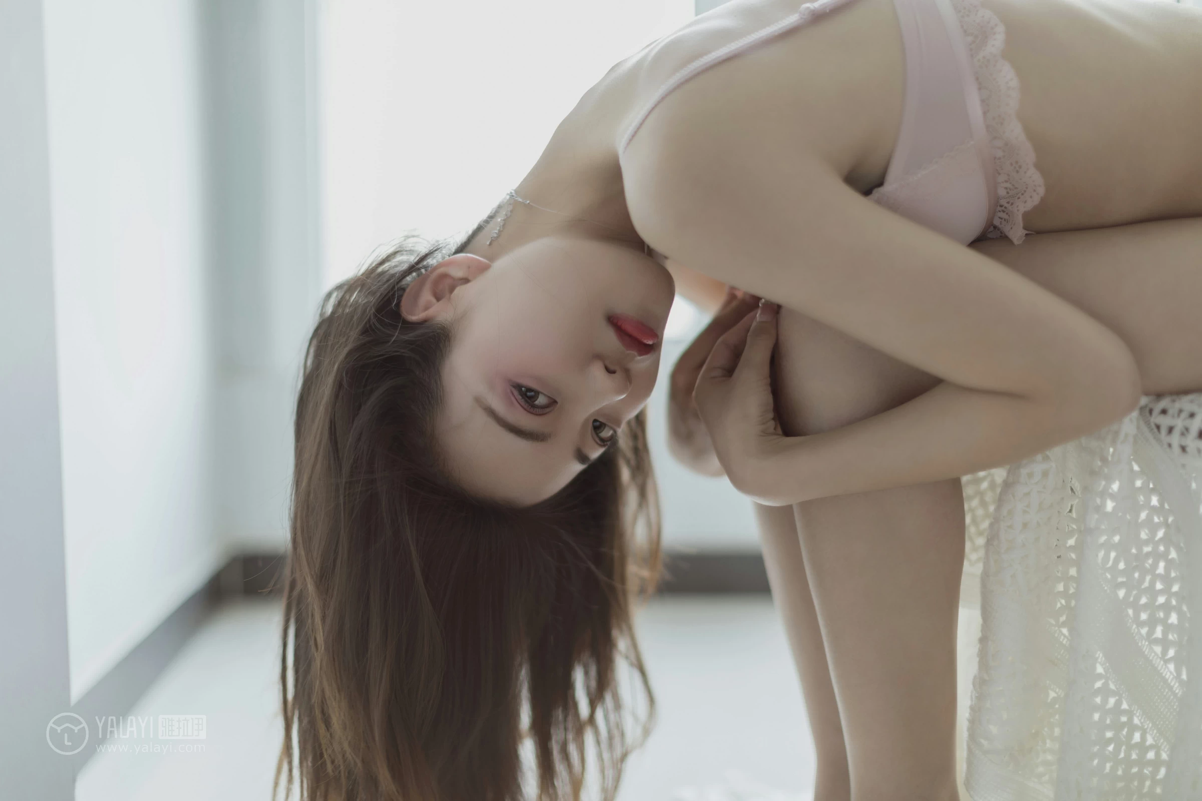 [YALAYI雅拉伊]No.316 叫她起床 高若童 白色睡衣加粉色蕾丝内衣性感私房写真集第11张