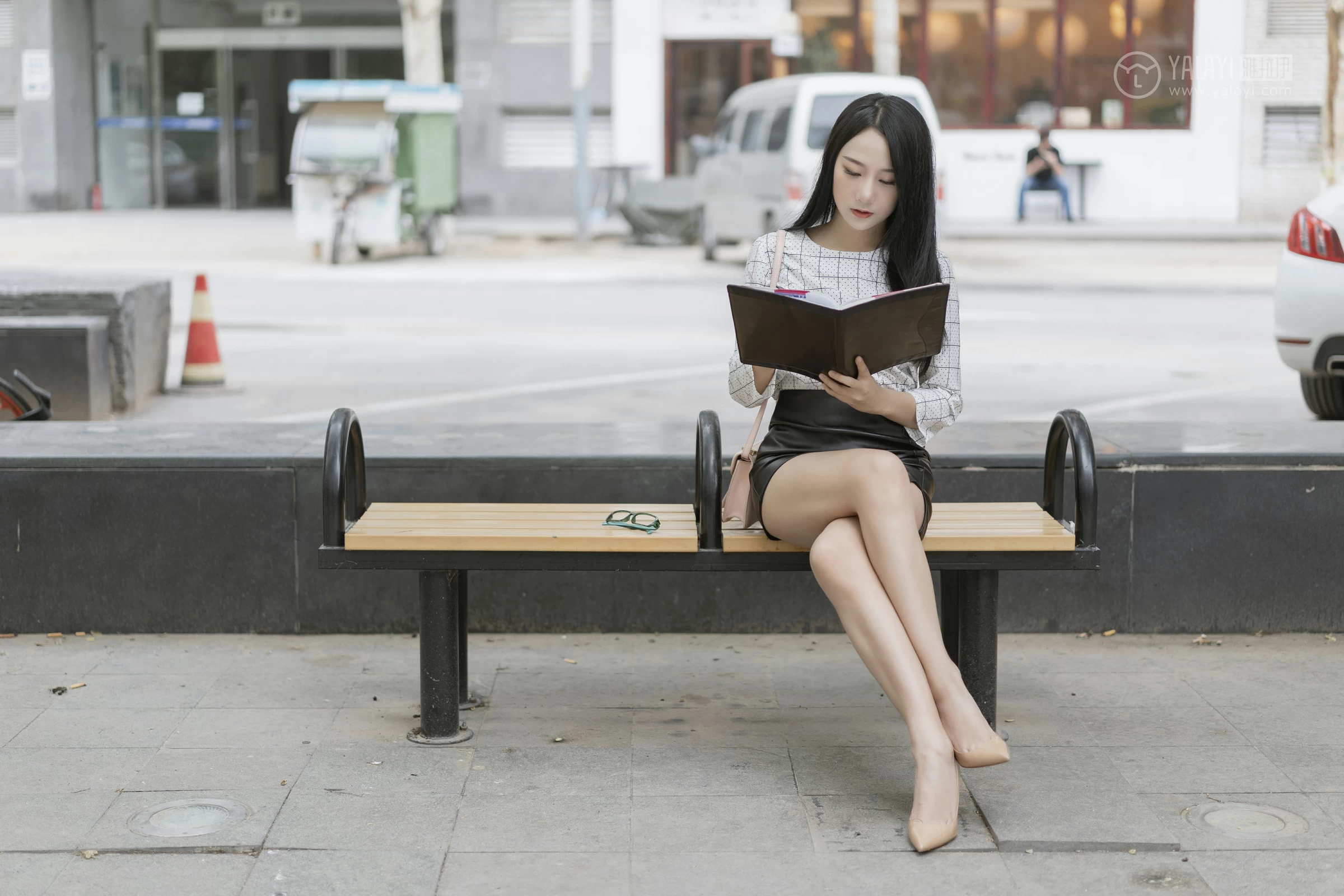 [YALAYI雅拉伊]No.322 女白领的私生活1 何嘉颖 白色衬衫加黑色短裙性感私房写真集第3张