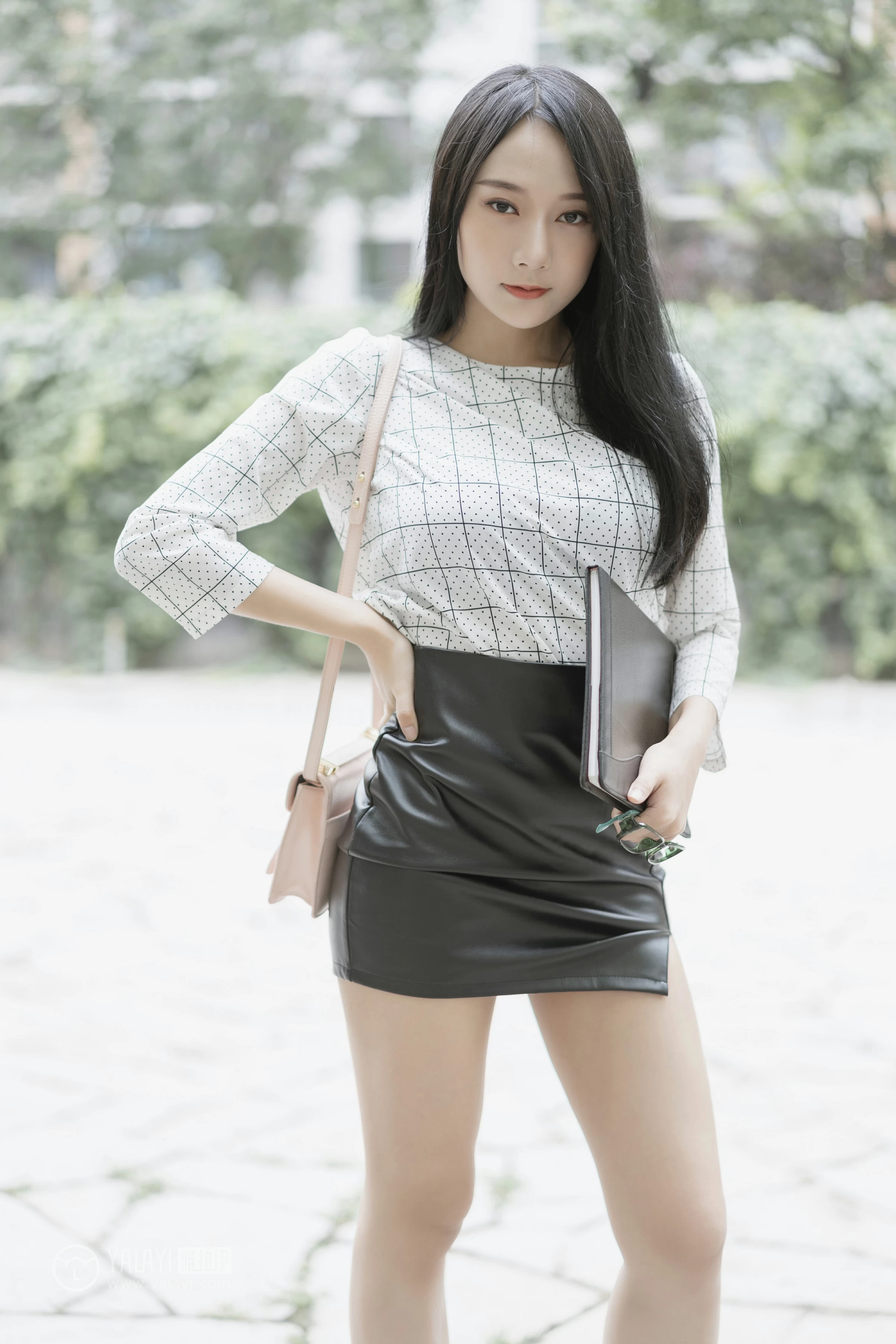 [YALAYI雅拉伊]No.322 女白领的私生活1 何嘉颖 白色衬衫加黑色短裙性感私房写真集第7张