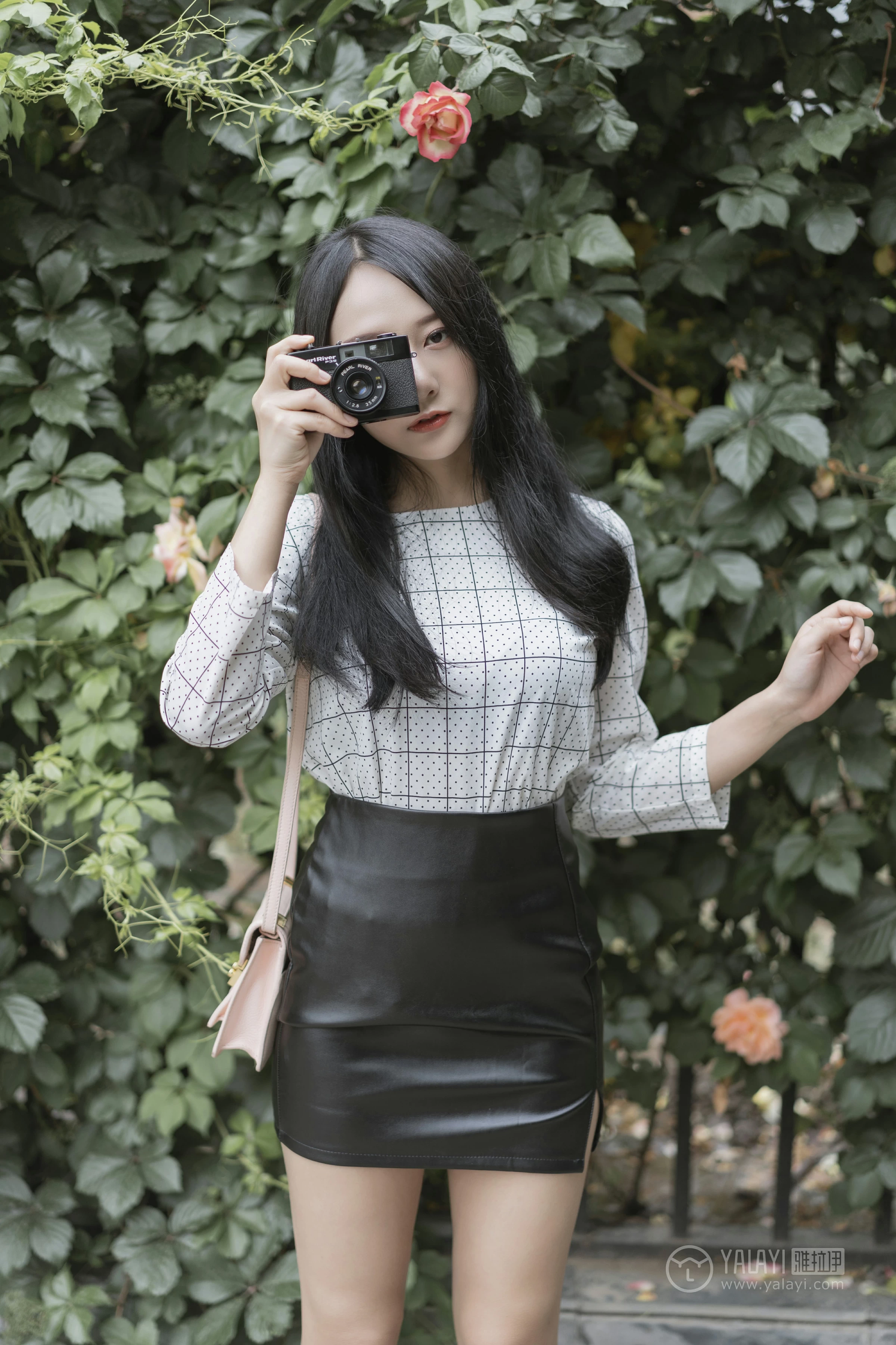 [YALAYI雅拉伊]No.322 女白领的私生活1 何嘉颖 白色衬衫加黑色短裙性感私房写真集第12张