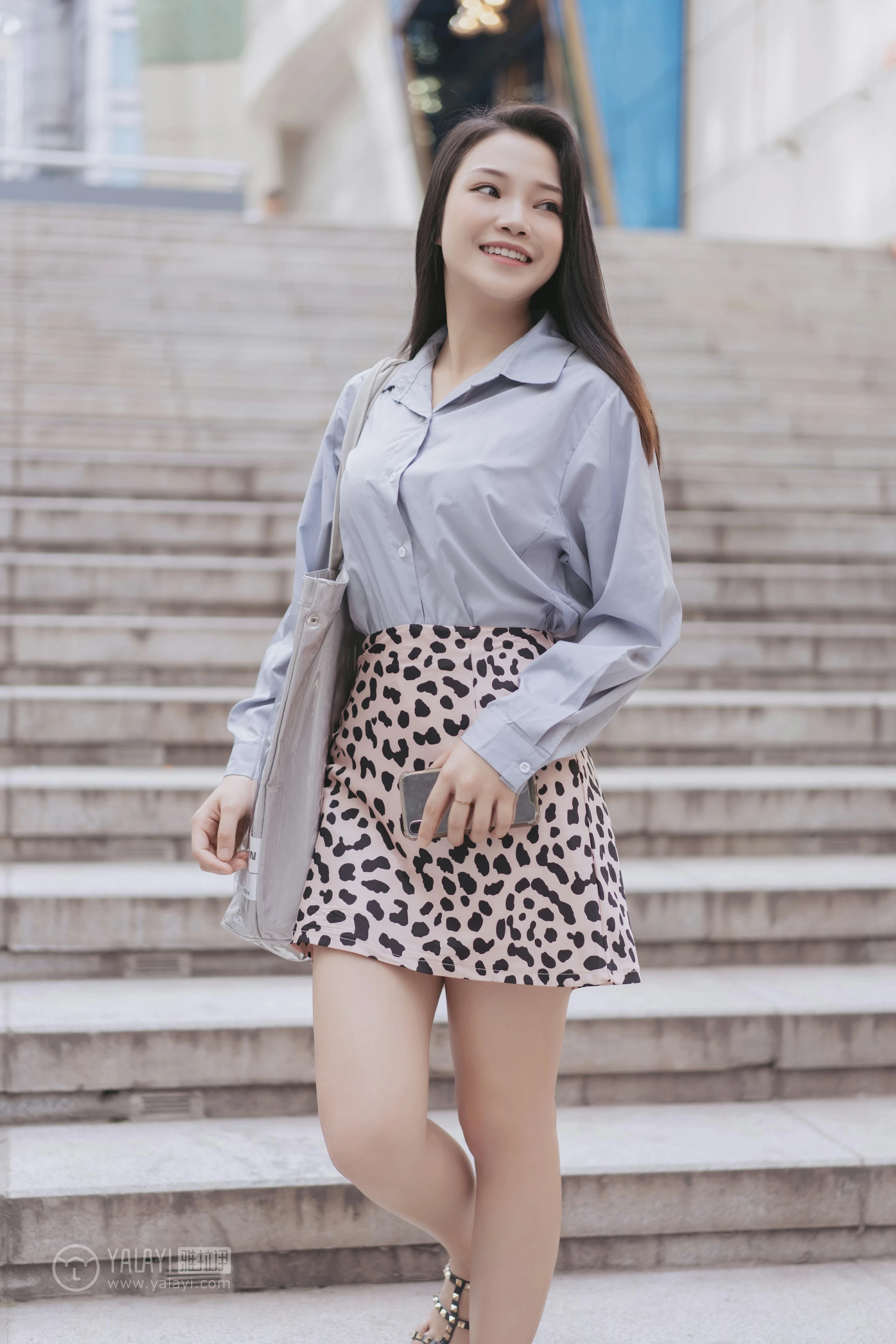 [YALAYI雅拉伊]No.330 假日出行 洋儿 蓝色衬衫加豹纹短裙性感私房写真集第5张