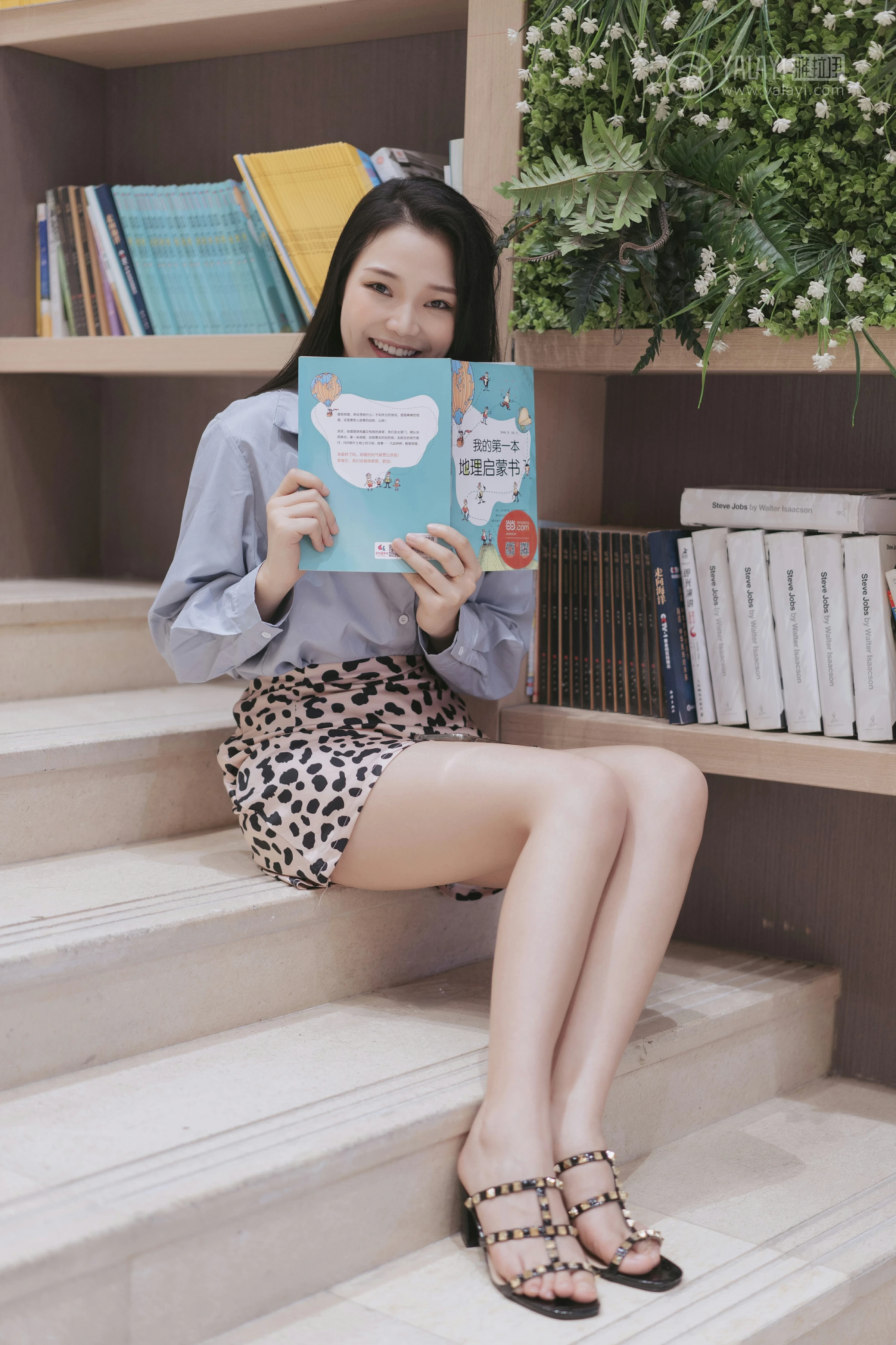 [YALAYI雅拉伊]No.330 假日出行 洋儿 蓝色衬衫加豹纹短裙性感私房写真集第16张