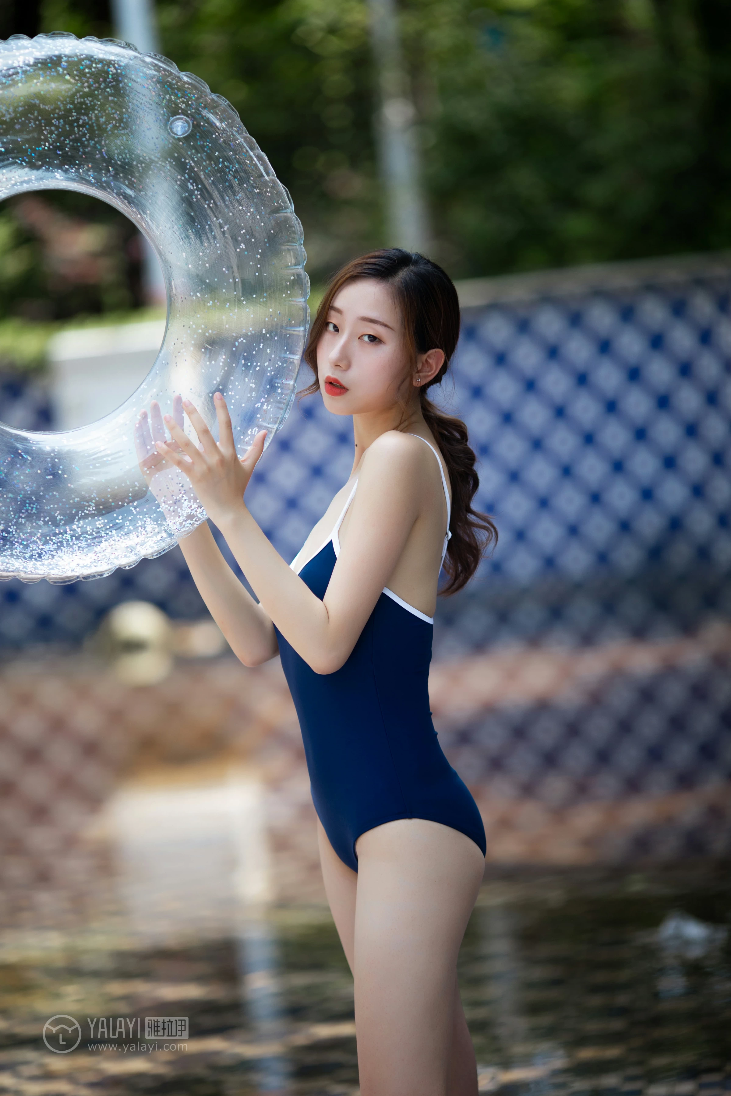 [YALAYI雅拉伊]No.333 海的味道 晓琦 蓝色紧身连体比基尼泳装性感私房写真集第2张