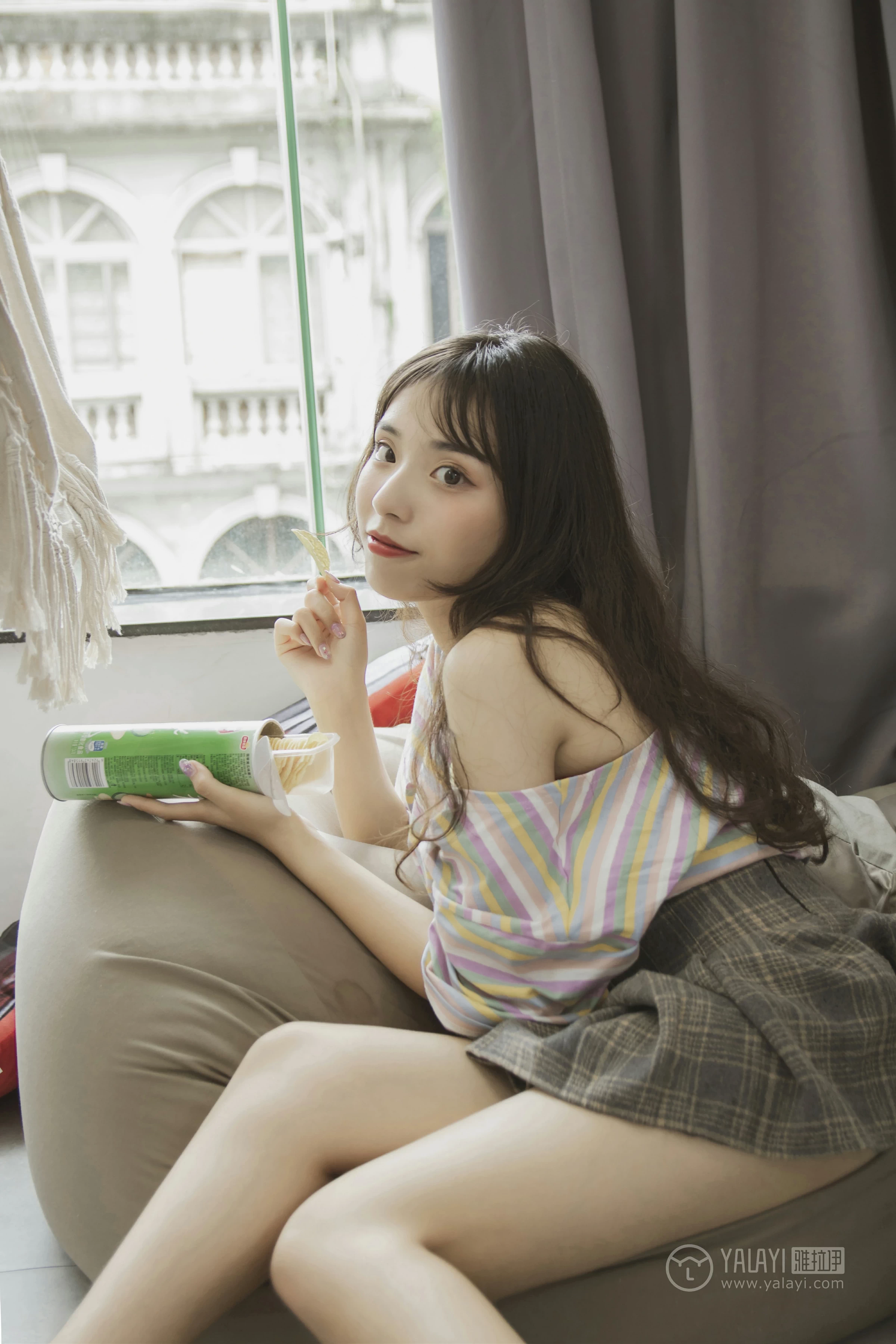 [YALAYI雅拉伊]No.340 氧气女孩 阿橙 条纹短袖加灰色短裙清纯可爱私房写真集第2张