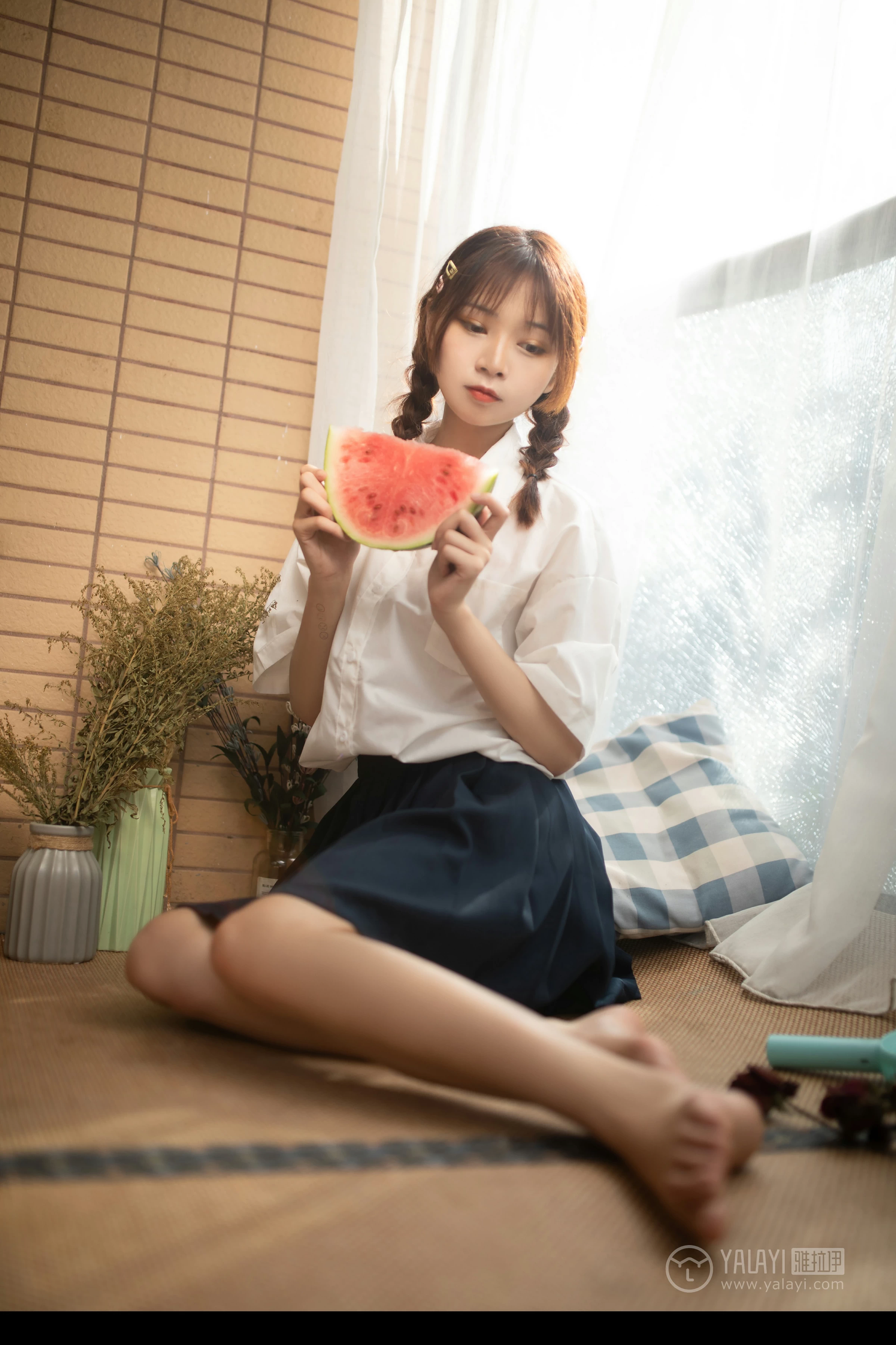 [YALAYI雅拉伊]No.342 与她的夏日恋爱 暄暄 白色衬衫加黑色短裙清纯可爱私房写真集第5张