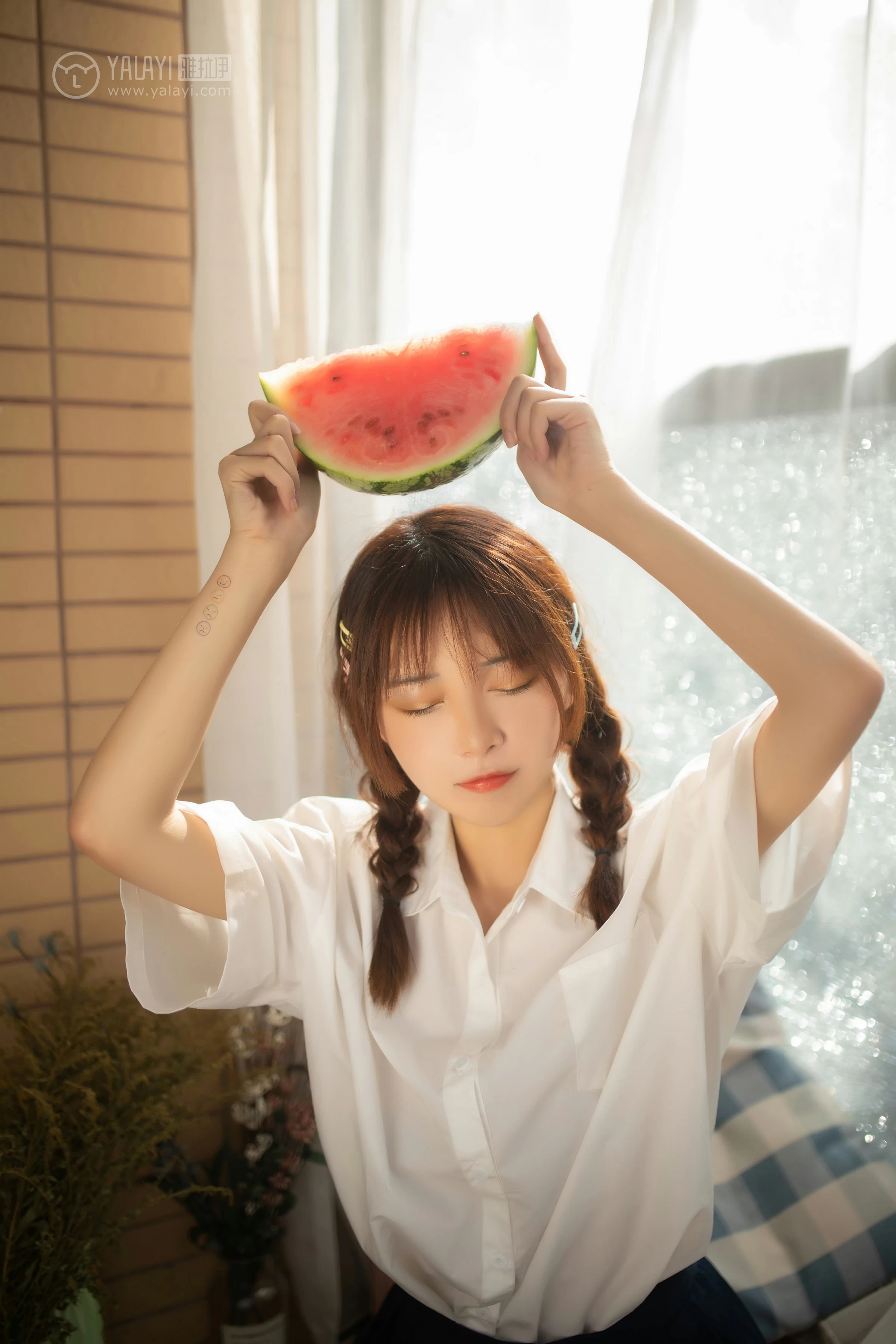 [YALAYI雅拉伊]No.342 与她的夏日恋爱 暄暄 白色衬衫加黑色短裙清纯可爱私房写真集第6张