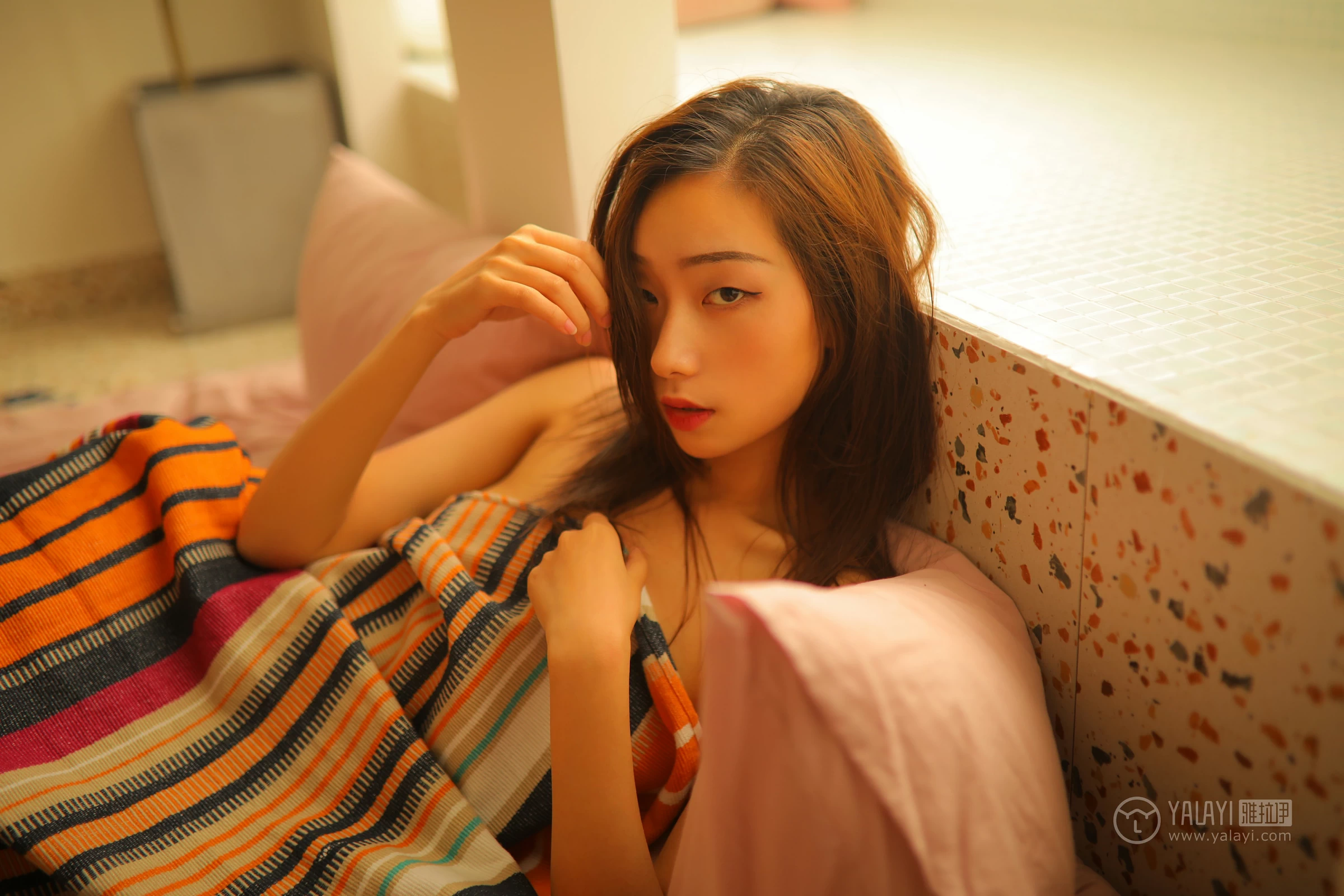 [YALAYI雅拉伊]No.345 慵懒双人床 晓琪 彩色睡袍与半裸性感玉体私房写真集第12张