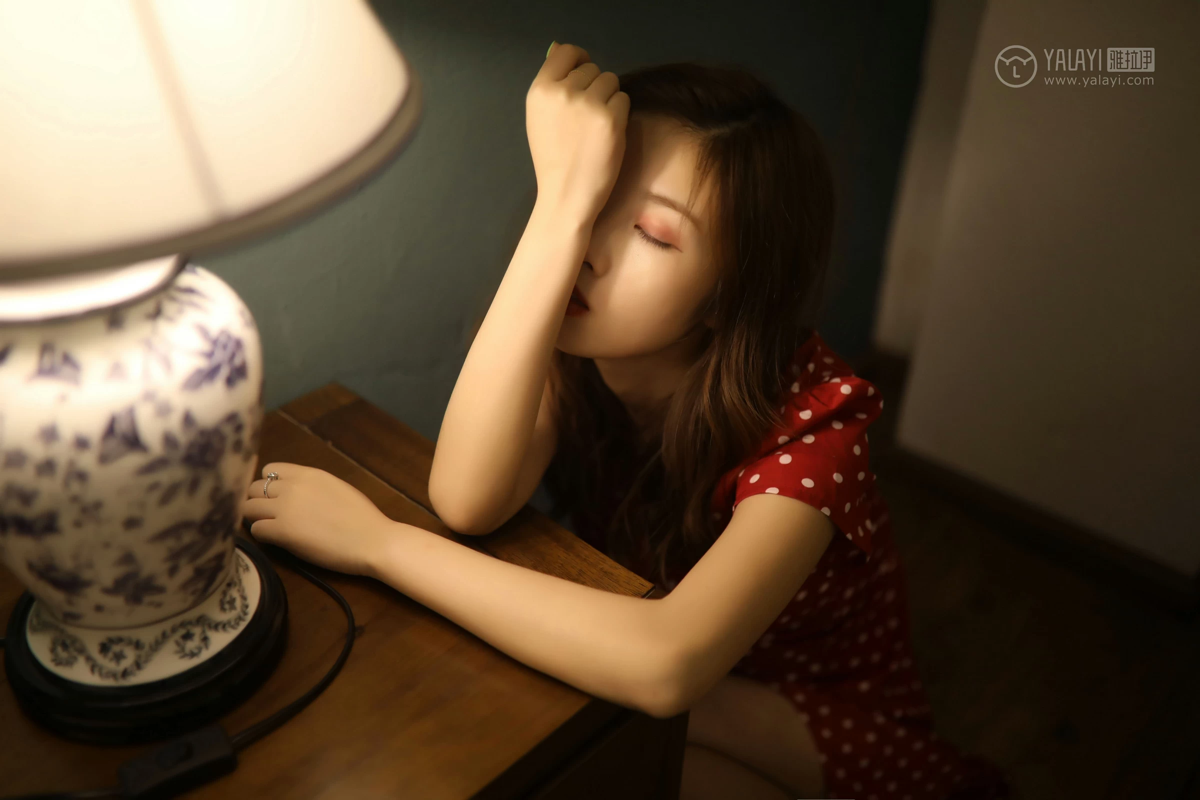 [YALAYI雅拉伊]No.347 失眠夜 圈圈 红色亮点连衣裙居家私房写真集第3张