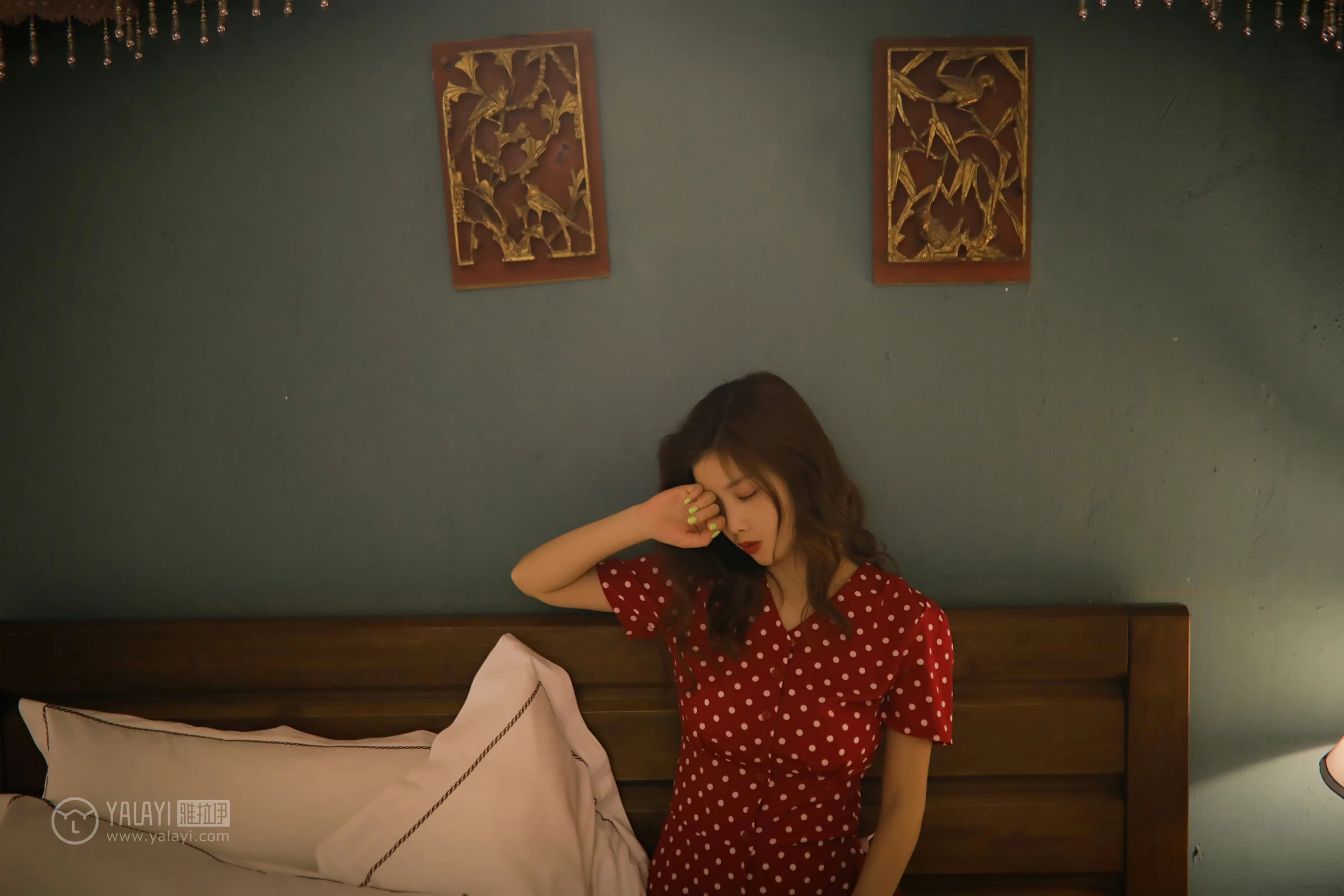 [YALAYI雅拉伊]No.347 失眠夜 圈圈 红色亮点连衣裙居家私房写真集第11张