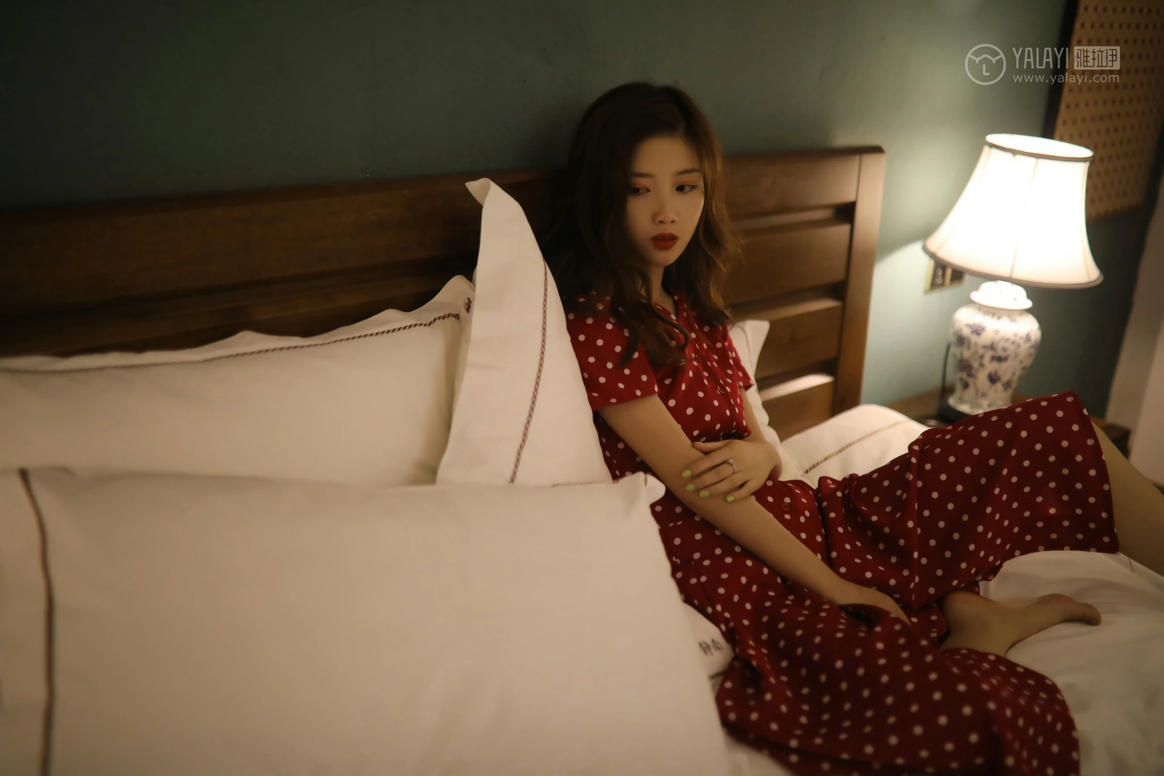[YALAYI雅拉伊]No.347 失眠夜 圈圈 红色亮点连衣裙居家私房写真集第12张