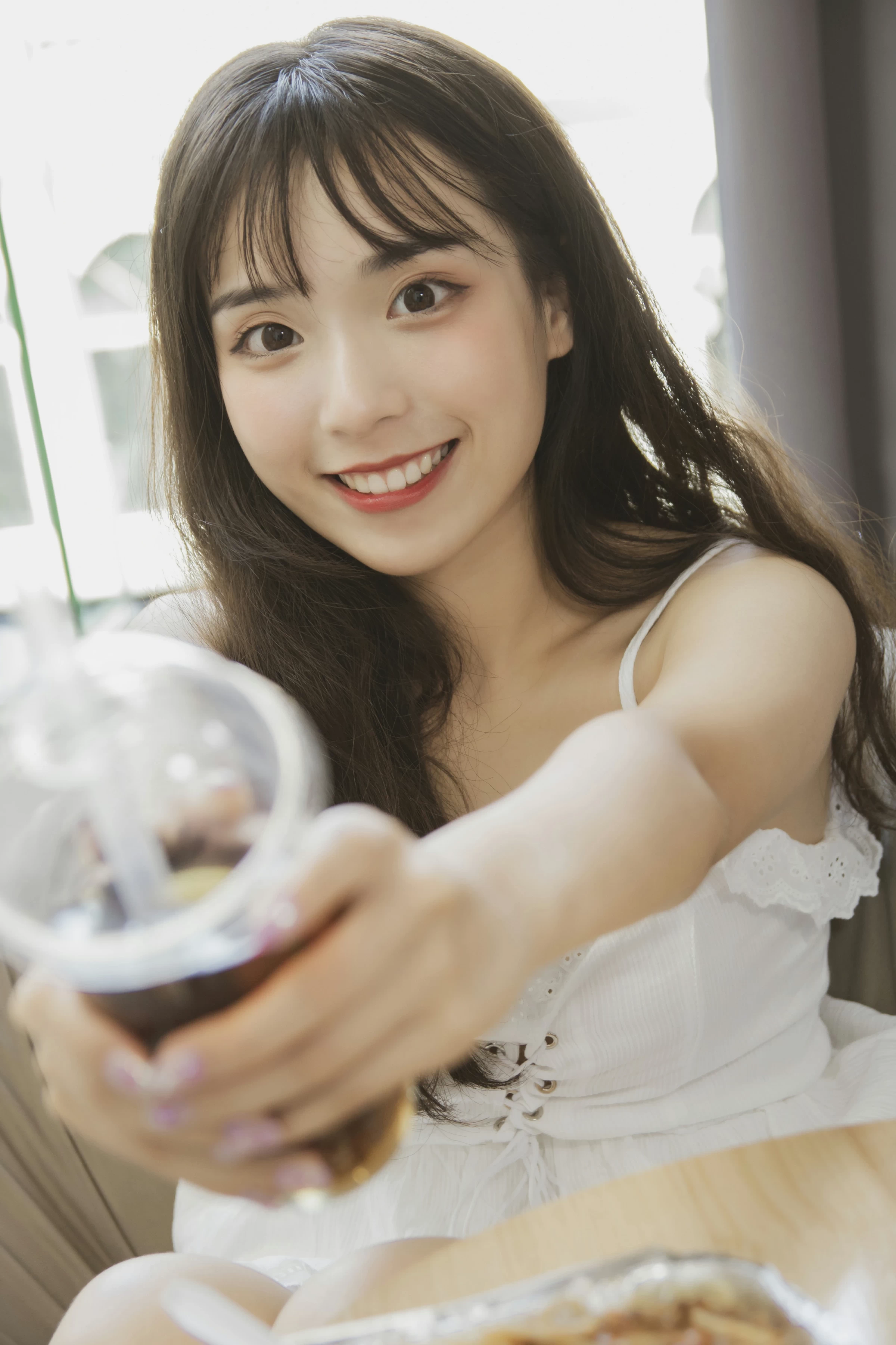 [YALAYI雅拉伊]No.357 我的高达女友 阿橙 白色吊带蕾丝连衣裙清纯可爱私房写真集第7张