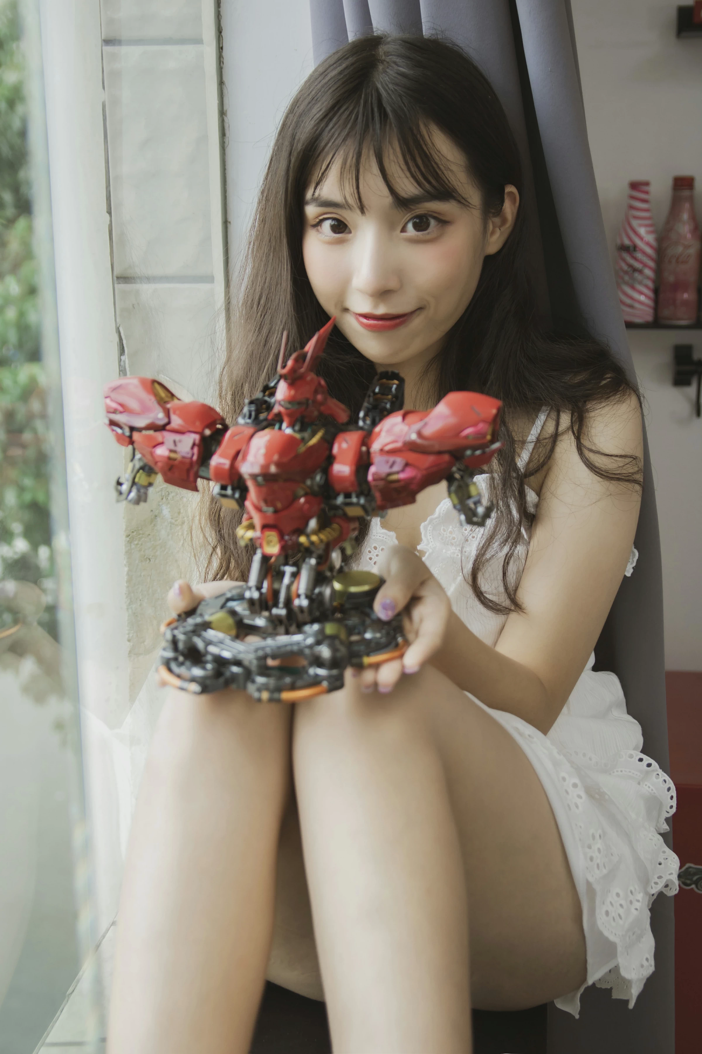 [YALAYI雅拉伊]No.357 我的高达女友 阿橙 白色吊带蕾丝连衣裙清纯可爱私房写真集第9张