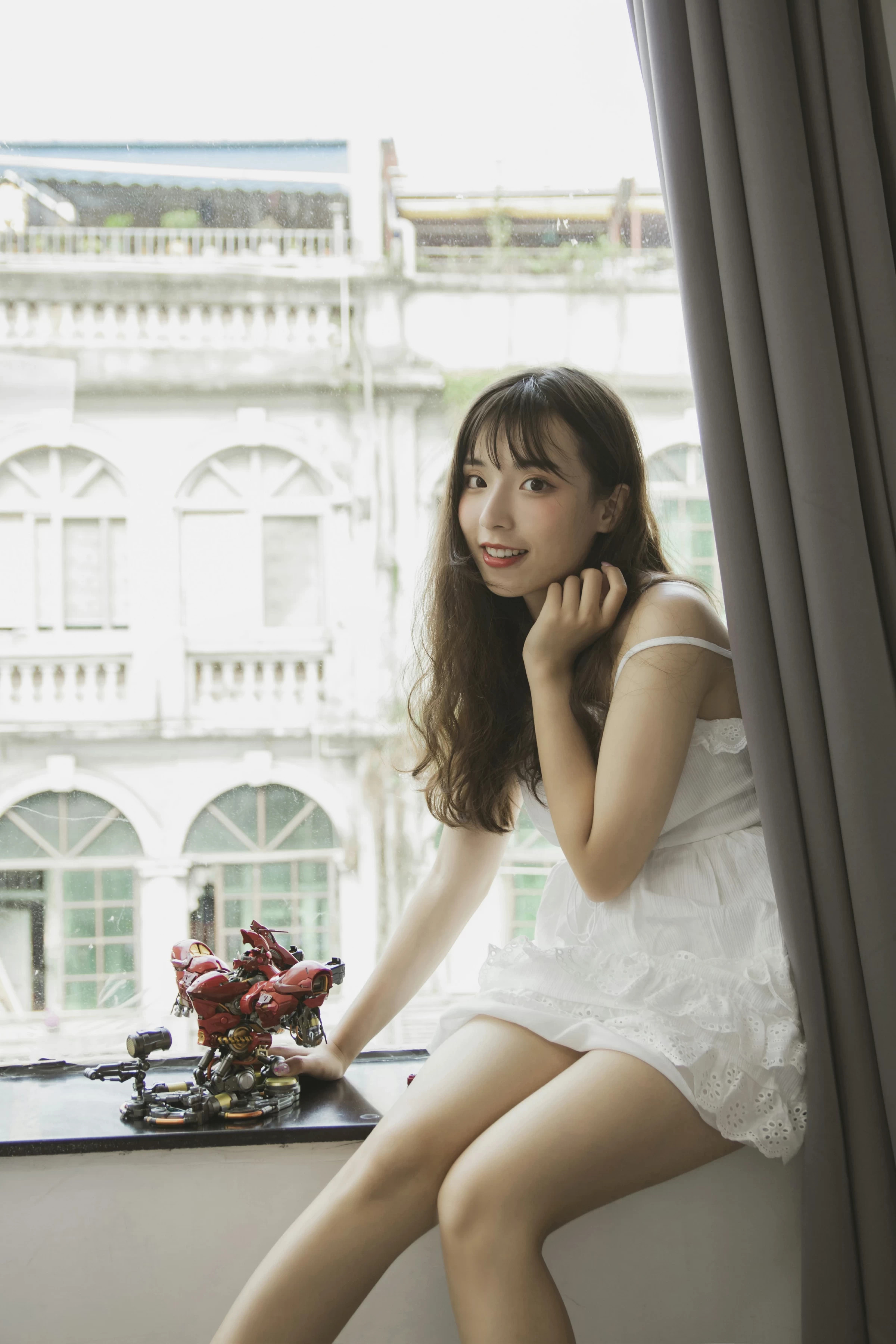 [YALAYI雅拉伊]No.357 我的高达女友 阿橙 白色吊带蕾丝连衣裙清纯可爱私房写真集第12张