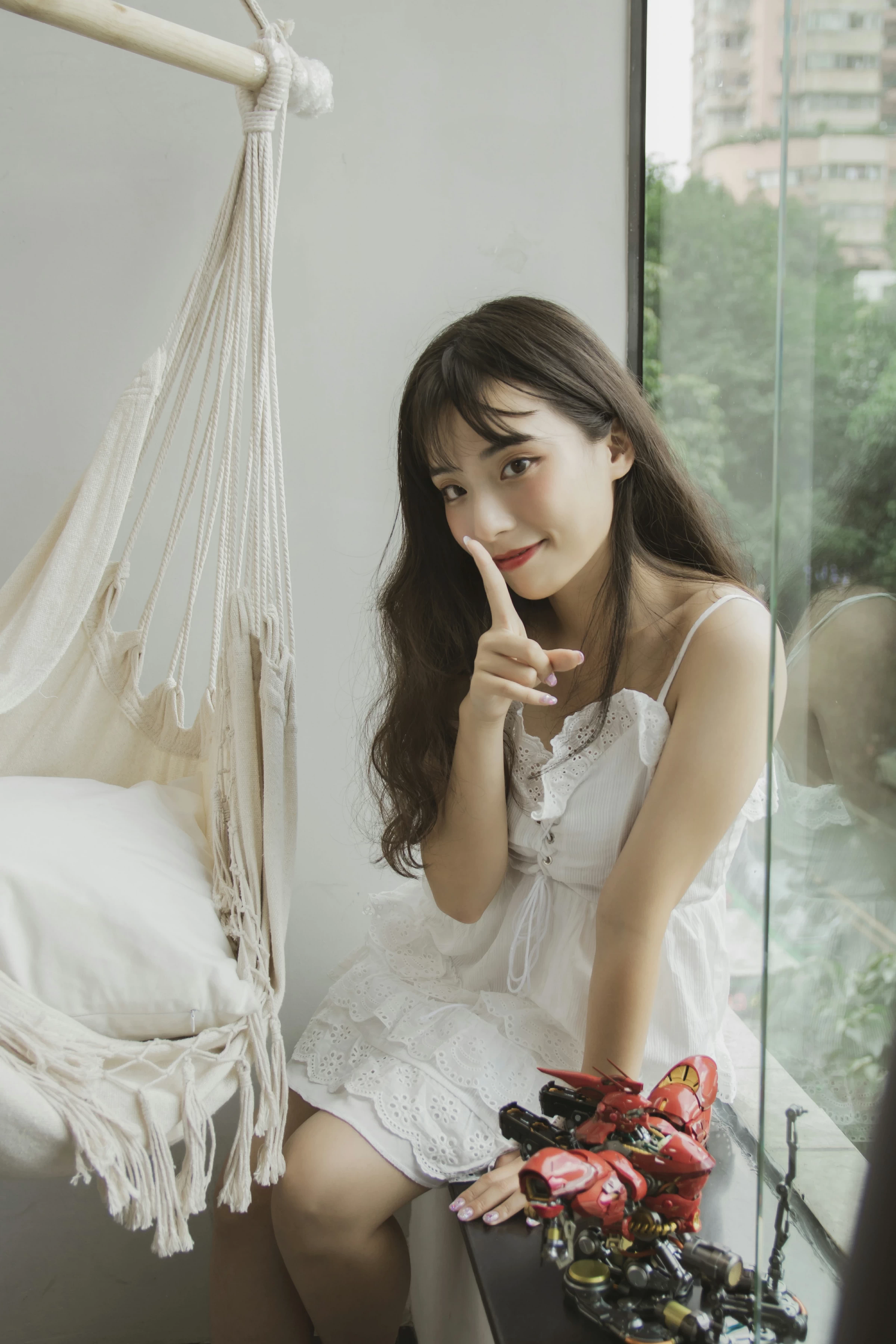 [YALAYI雅拉伊]No.357 我的高达女友 阿橙 白色吊带蕾丝连衣裙清纯可爱私房写真集第14张