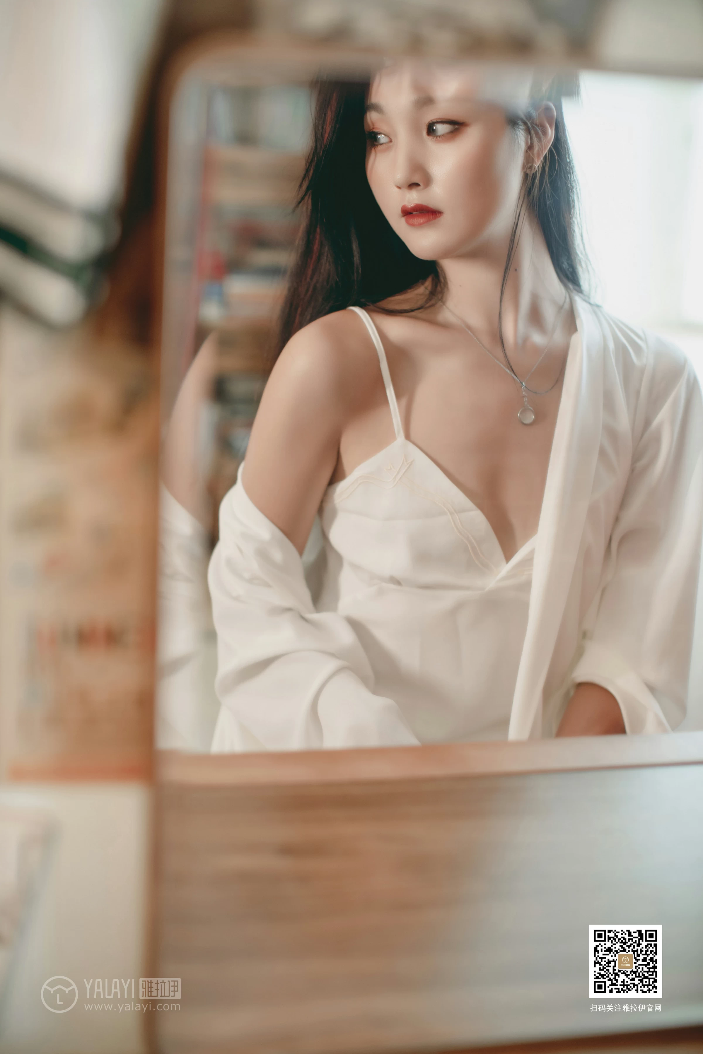 [YALAYI雅拉伊]No.361 Elegant 项兴咏 白色睡衣加白色吊带内衣性感私房写真集第9张