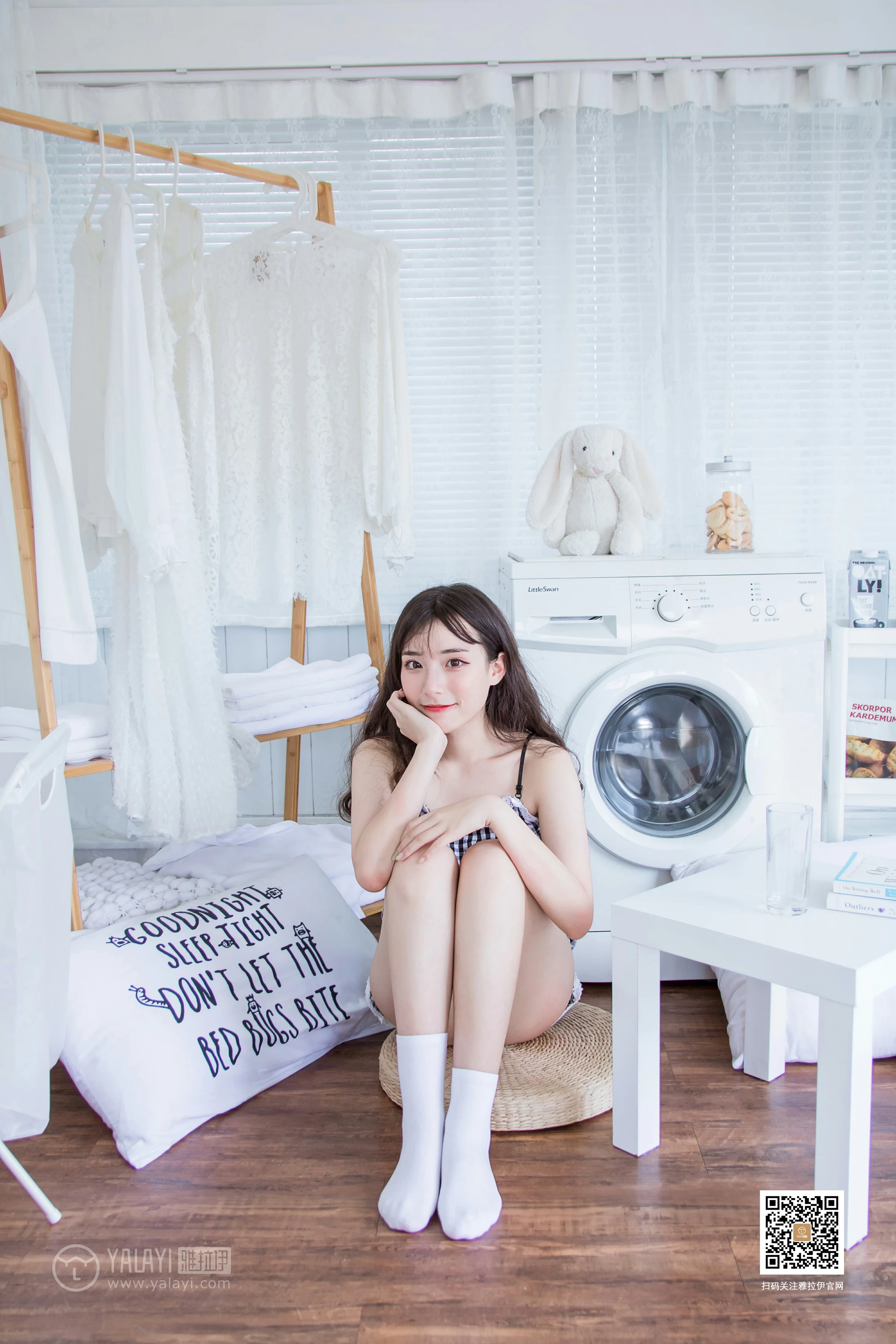 [YALAYI雅拉伊]No.369 一双白袜子 阿橙 吊带小背心加短裤性感私房写真集第1张