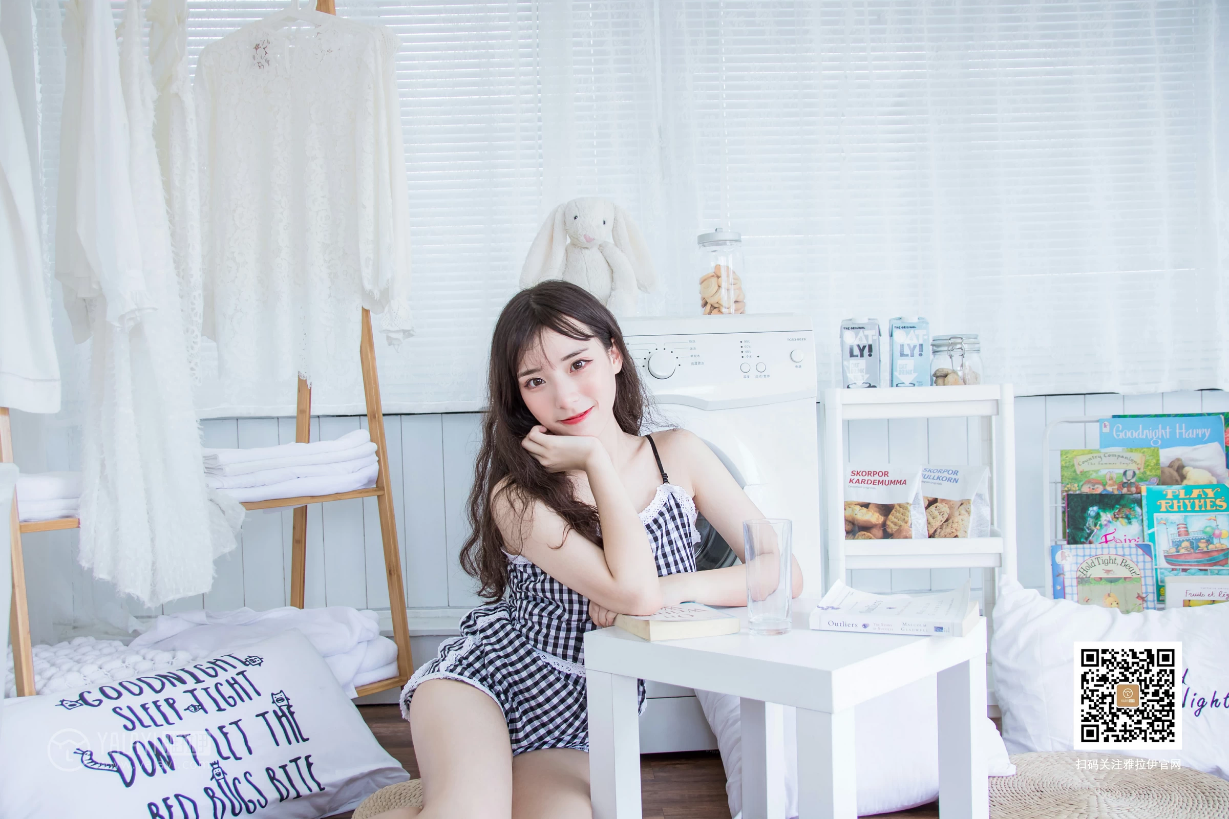 [YALAYI雅拉伊]No.369 一双白袜子 阿橙 吊带小背心加短裤性感私房写真集第2张