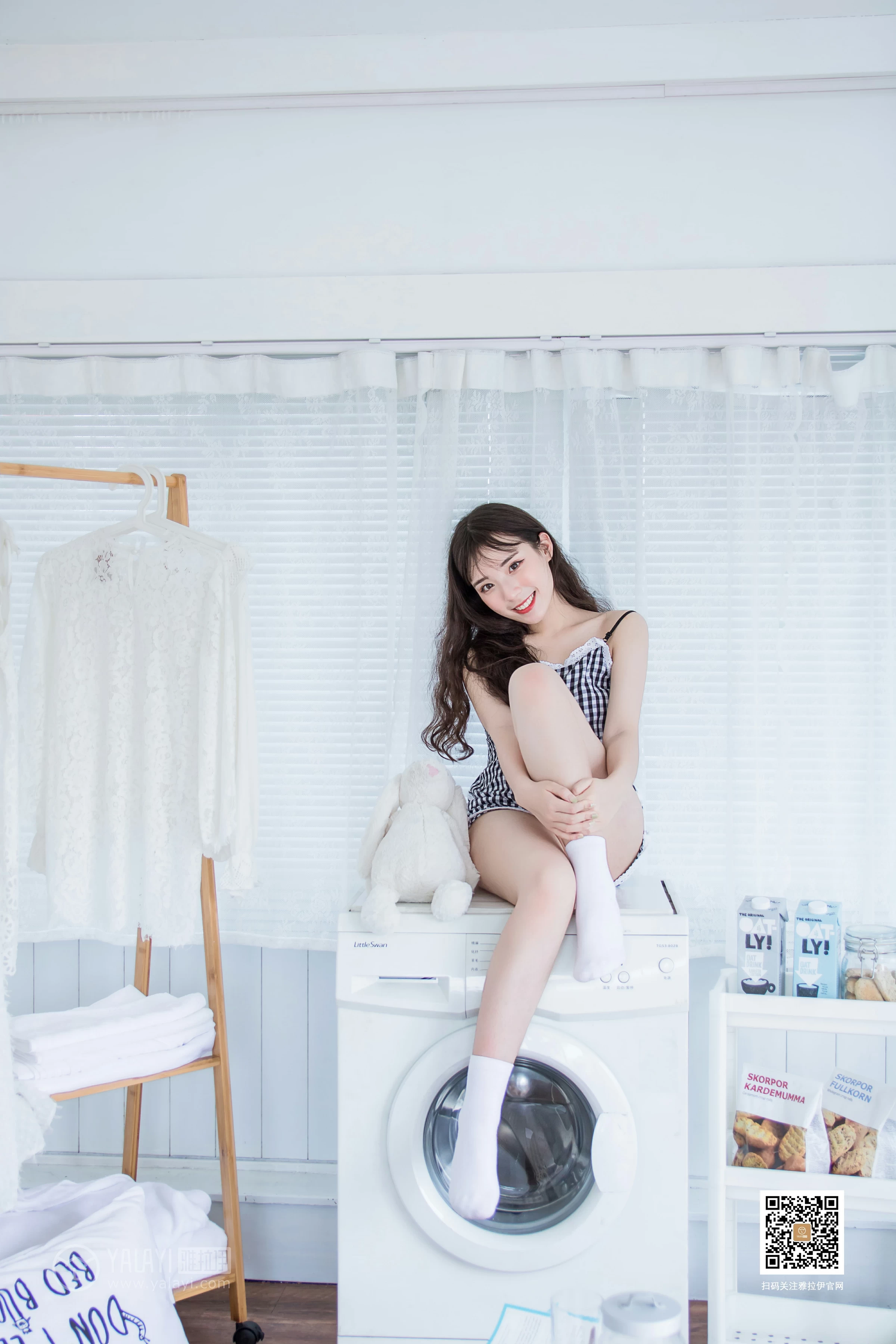 [YALAYI雅拉伊]No.369 一双白袜子 阿橙 吊带小背心加短裤性感私房写真集第4张