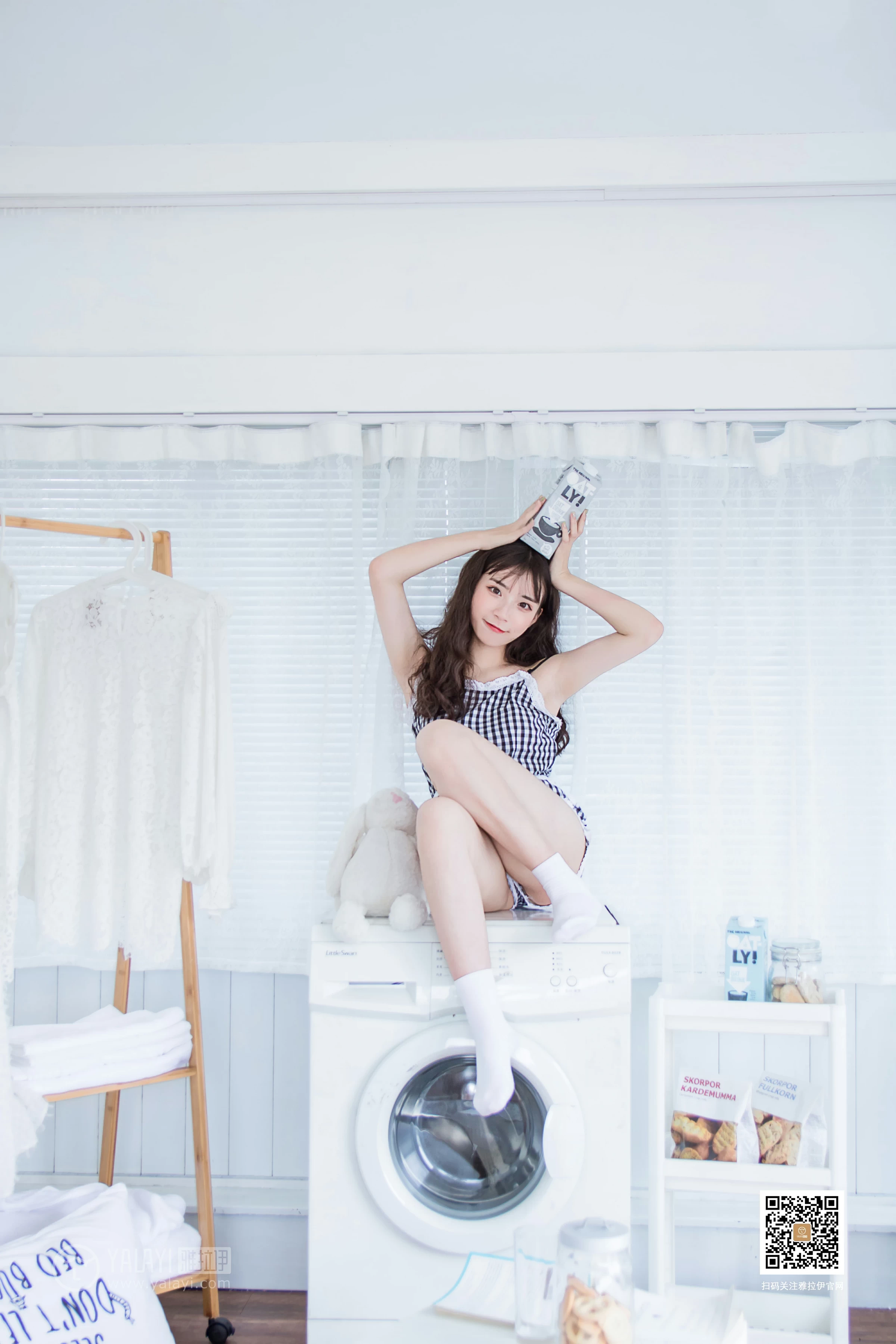 [YALAYI雅拉伊]No.369 一双白袜子 阿橙 吊带小背心加短裤性感私房写真集第5张