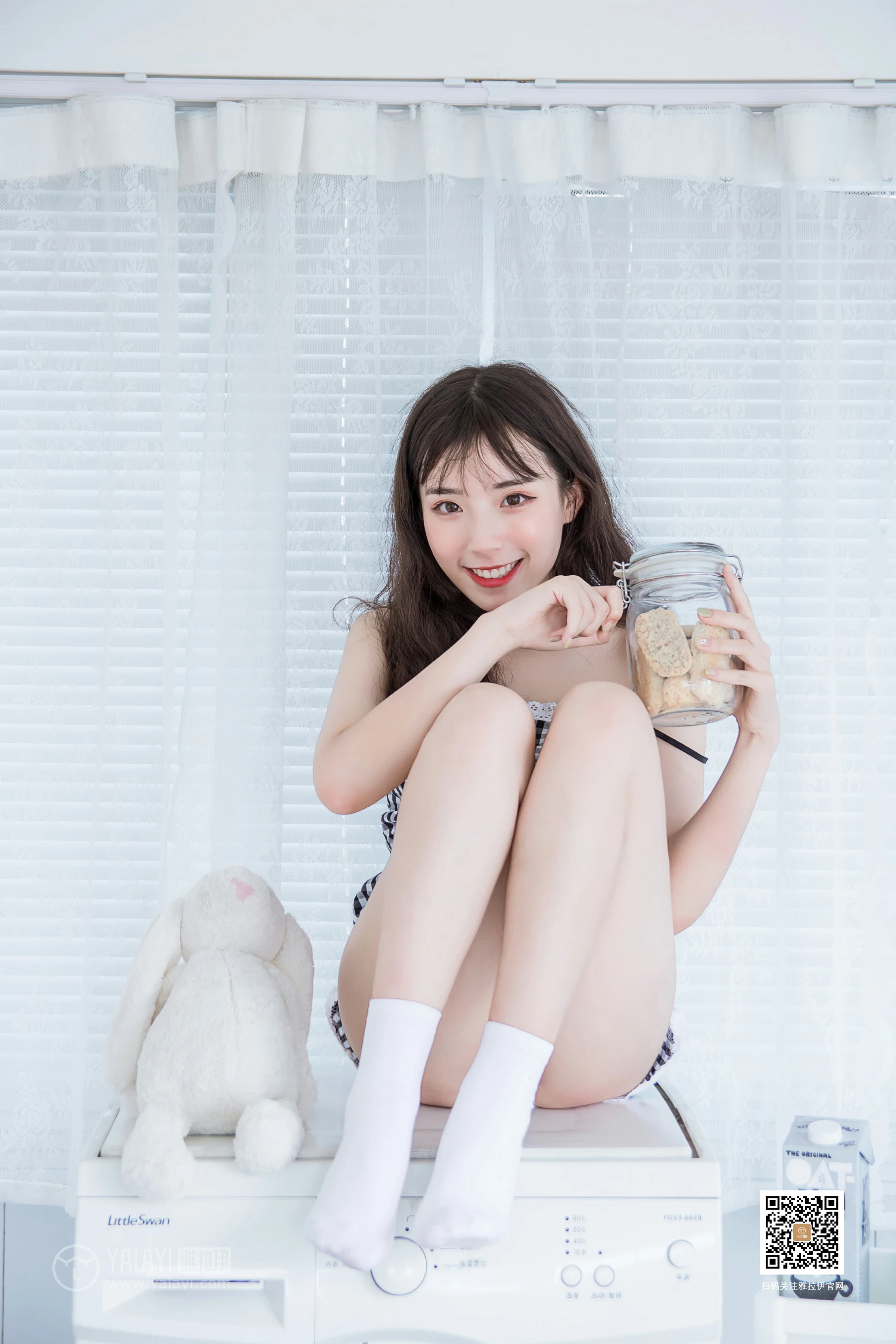 [YALAYI雅拉伊]No.369 一双白袜子 阿橙 吊带小背心加短裤性感私房写真集第6张