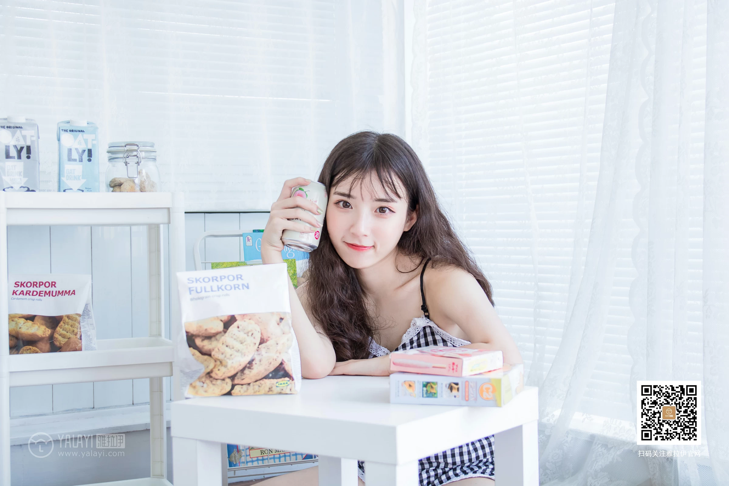 [YALAYI雅拉伊]No.369 一双白袜子 阿橙 吊带小背心加短裤性感私房写真集第10张