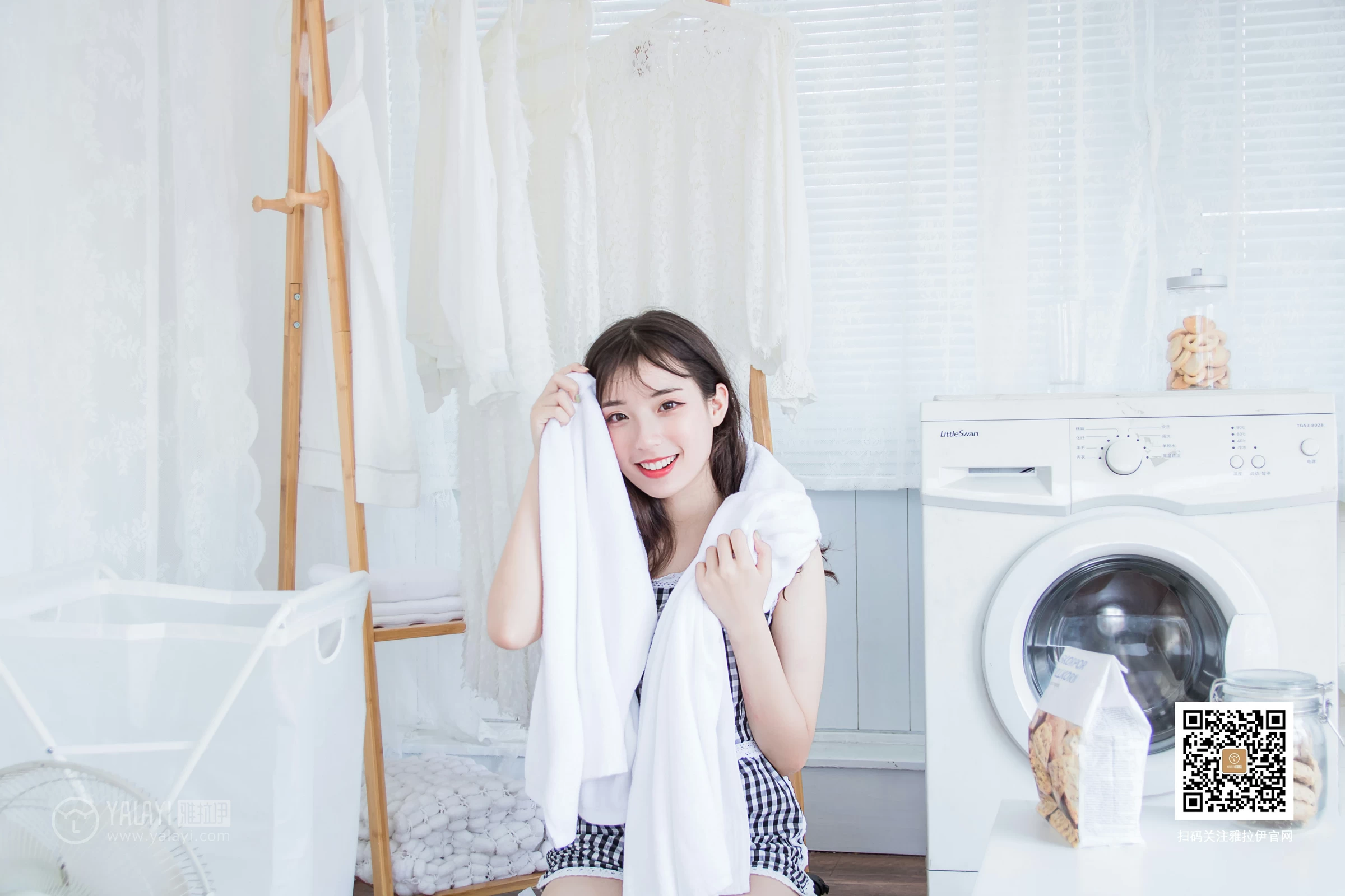 [YALAYI雅拉伊]No.369 一双白袜子 阿橙 吊带小背心加短裤性感私房写真集第15张