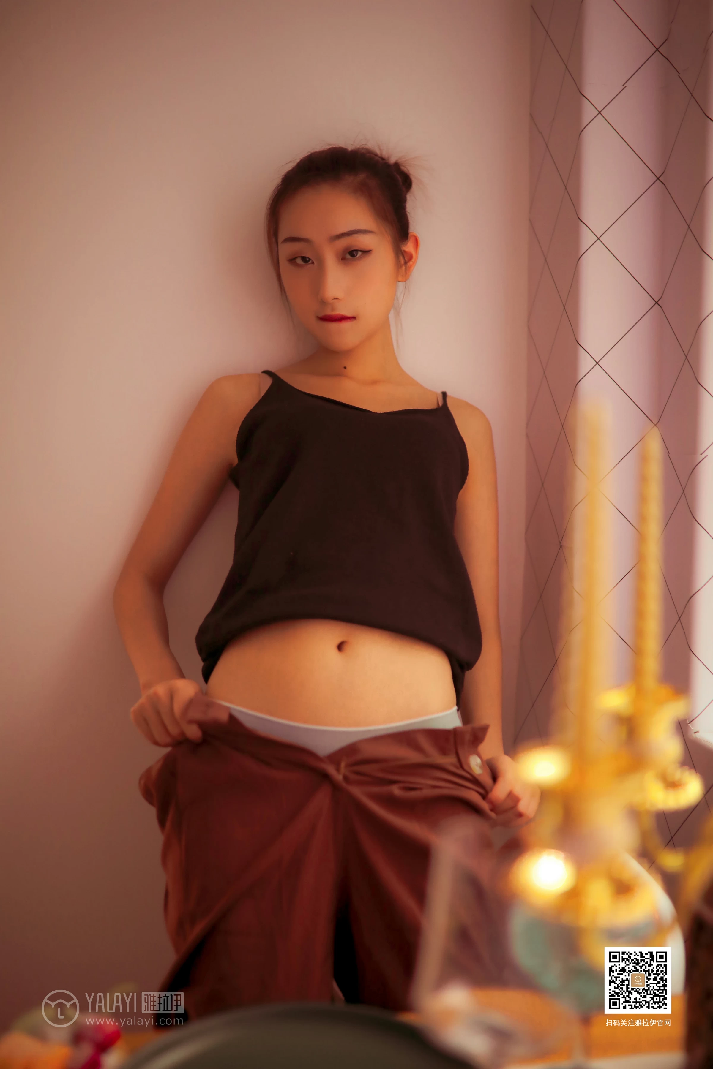 [YALAYI雅拉伊]No.365 情关难解 晓琪 黑色性感小背心与红色长裤加黑色内衣私房写真集第9张