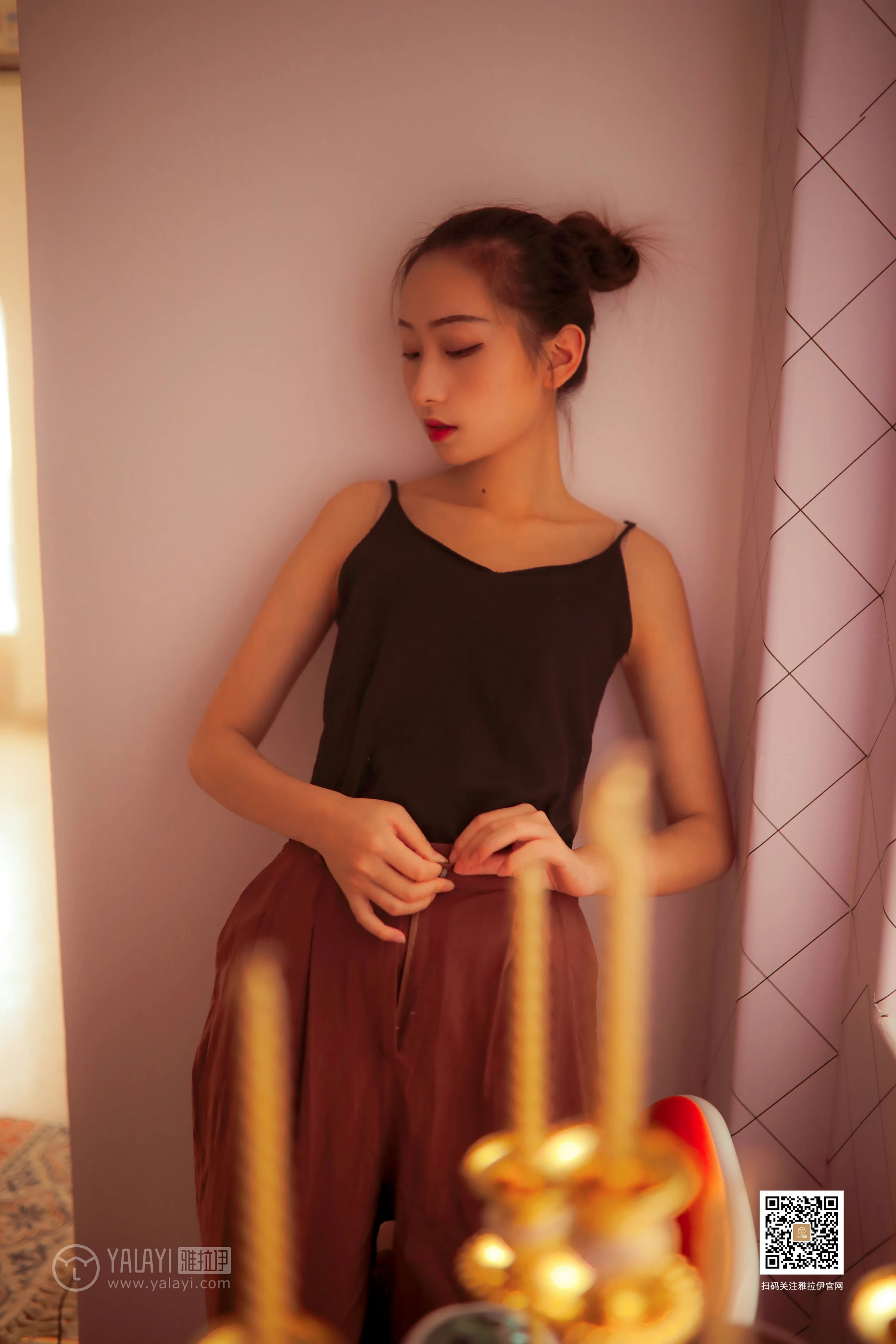 [YALAYI雅拉伊]No.365 情关难解 晓琪 黑色性感小背心与红色长裤加黑色内衣私房写真集第8张