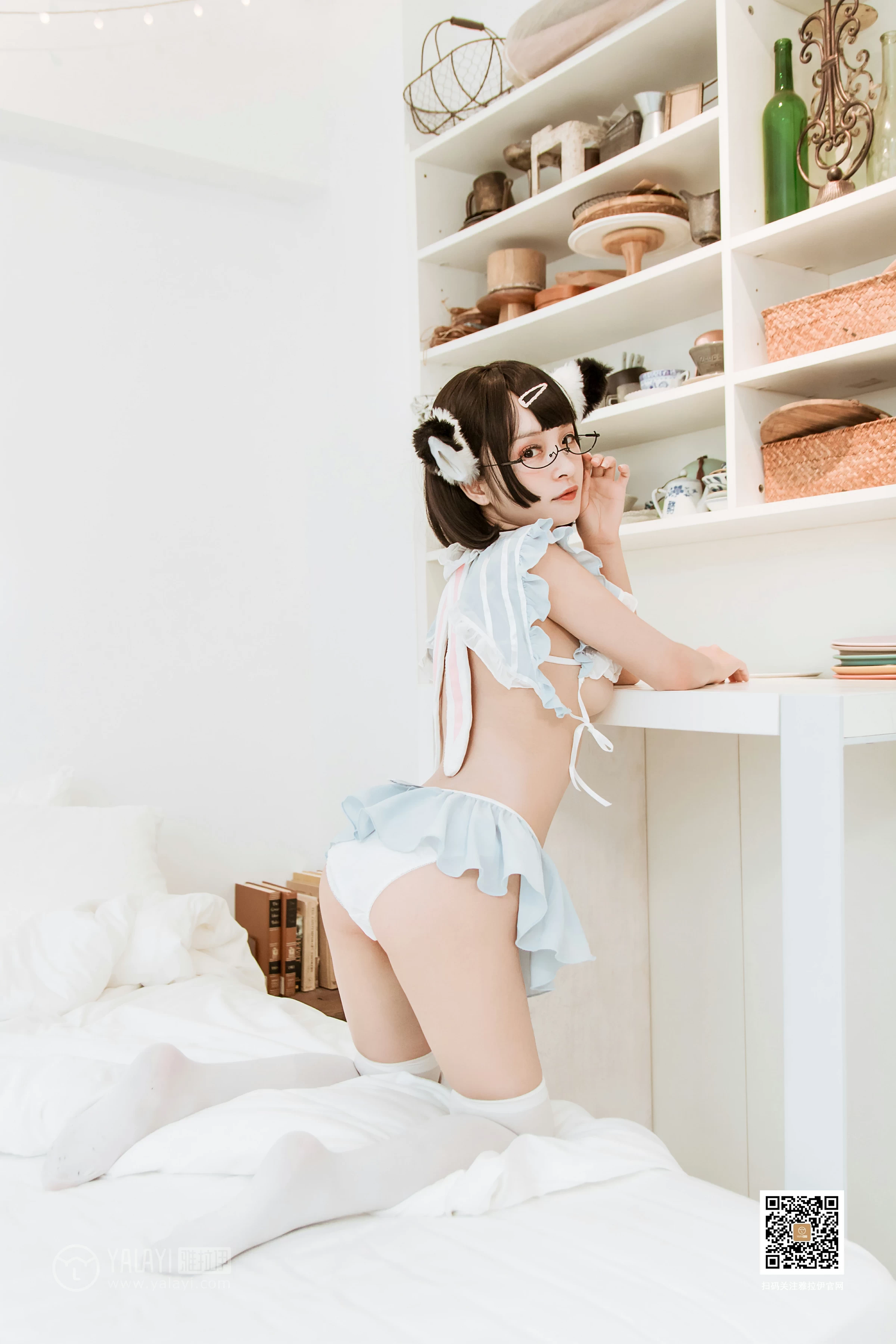 [YALAYI雅拉伊]No.384 爱丽丝 艾丽 情趣制服内衣加白色丝袜美腿性感私房写真集第3张