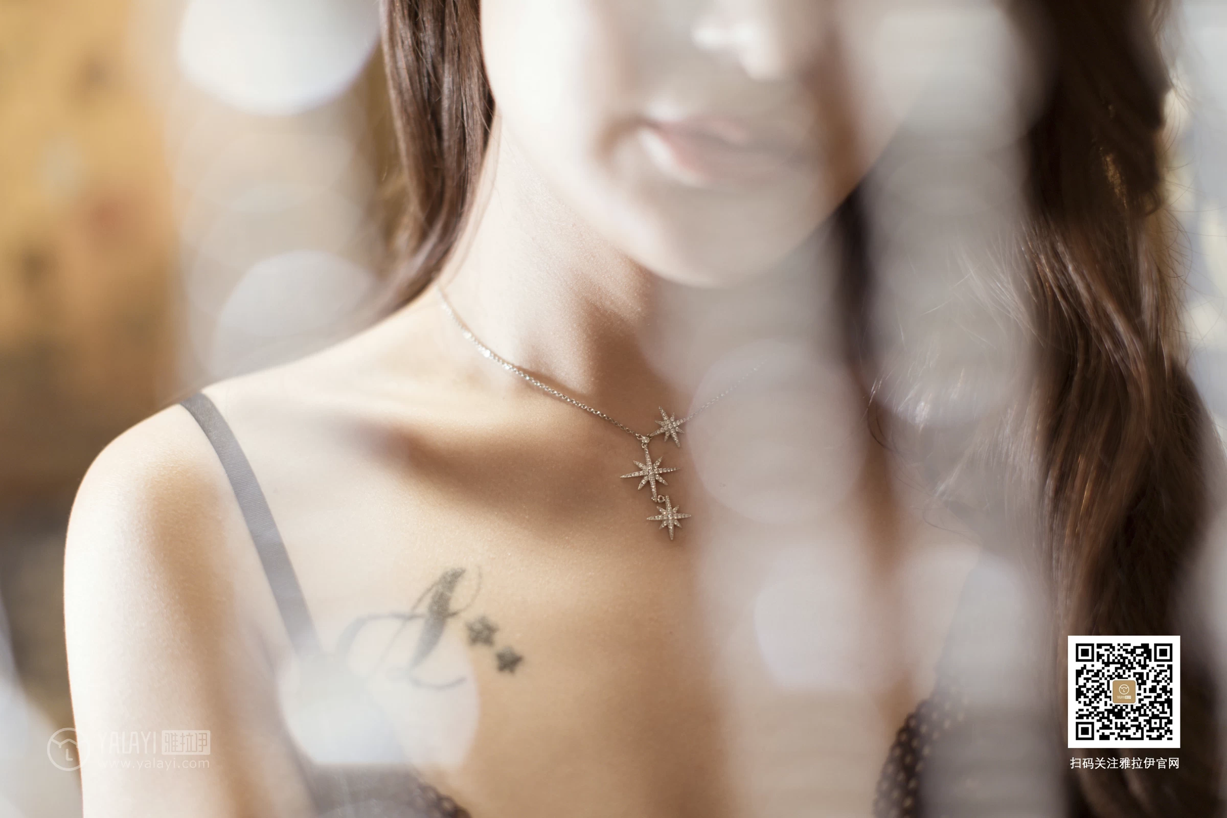 [YALAYI雅拉伊]No.386 新办公室职员 刘子炀 黑色连体蕾丝内衣加黑色丝袜美腿性感私房写真集第1张