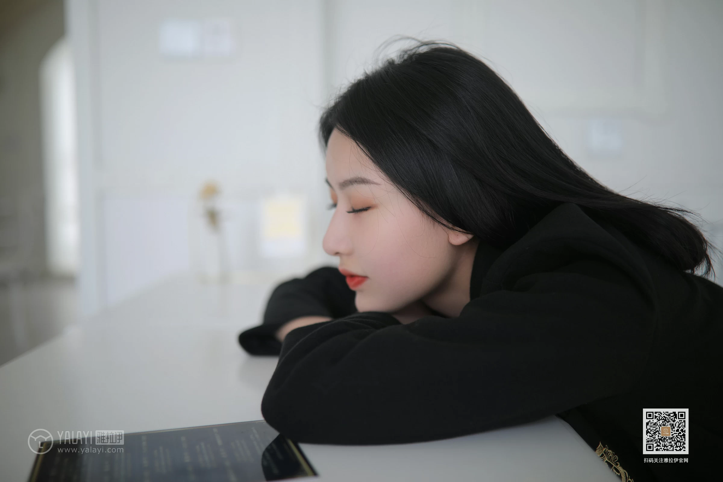 [YALAYI雅拉伊]No.387 毕业季 白璐 黑色高中女生制服与短裙加肉色丝袜美腿性感私房写真集第3张