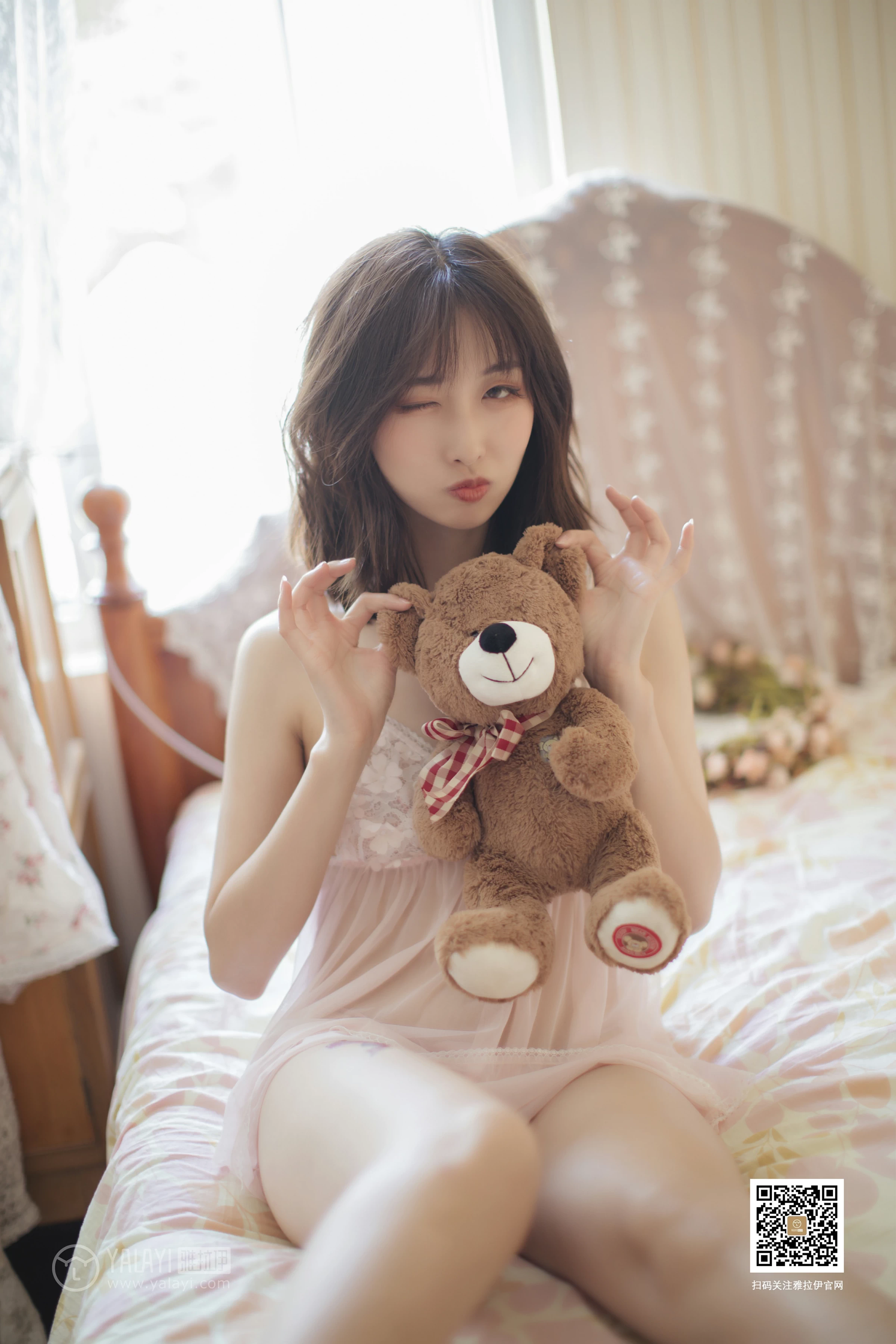 [YALAYI雅拉伊]No.388 闺房记乐 佳佳 粉色透视吊带睡衣裙性感私房写真集第4张