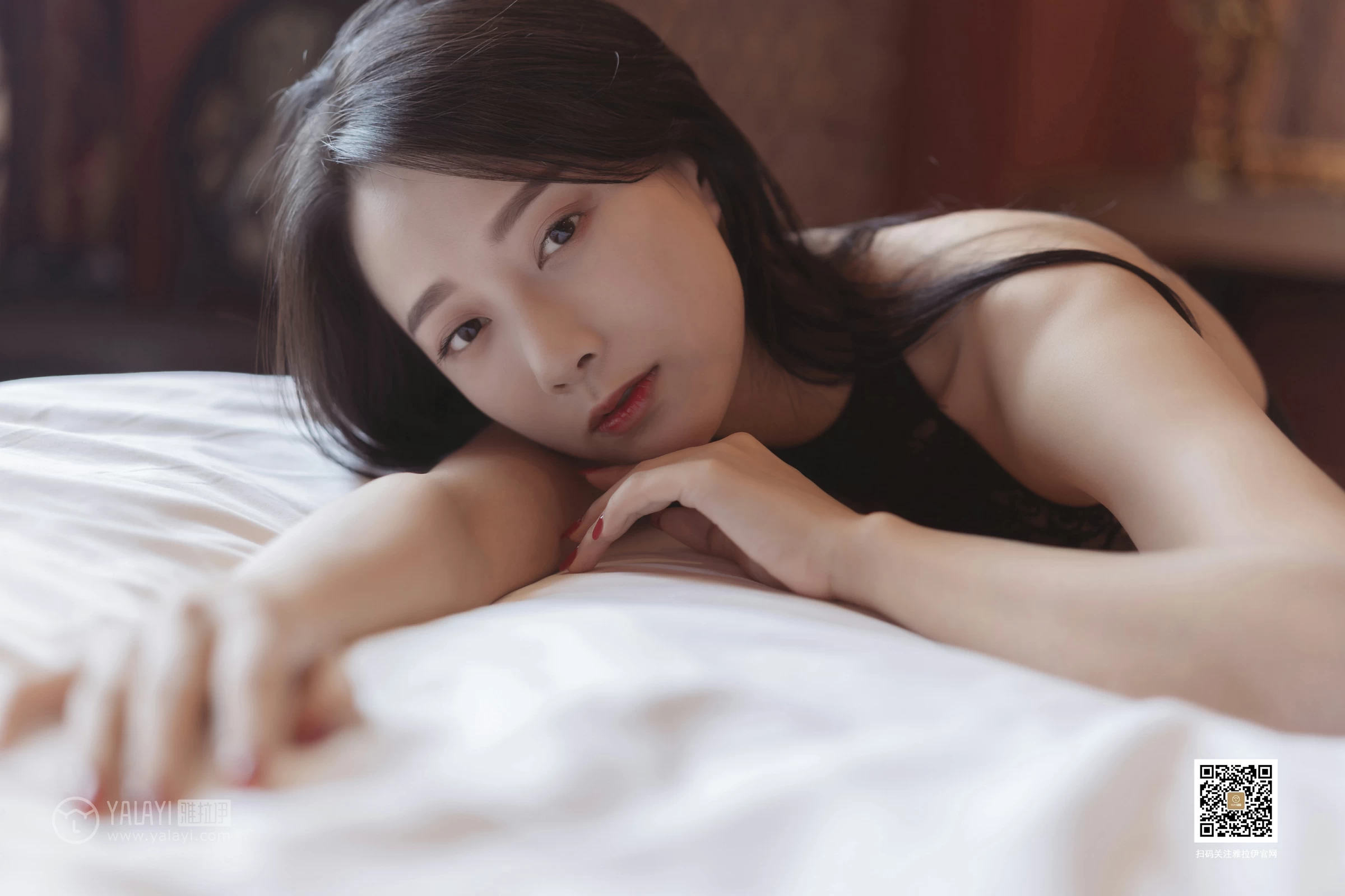 [YALAYI雅拉伊]No.389 睡美人 何嘉颖 黑色透视镂空情趣内衣性感私房写真集第13张