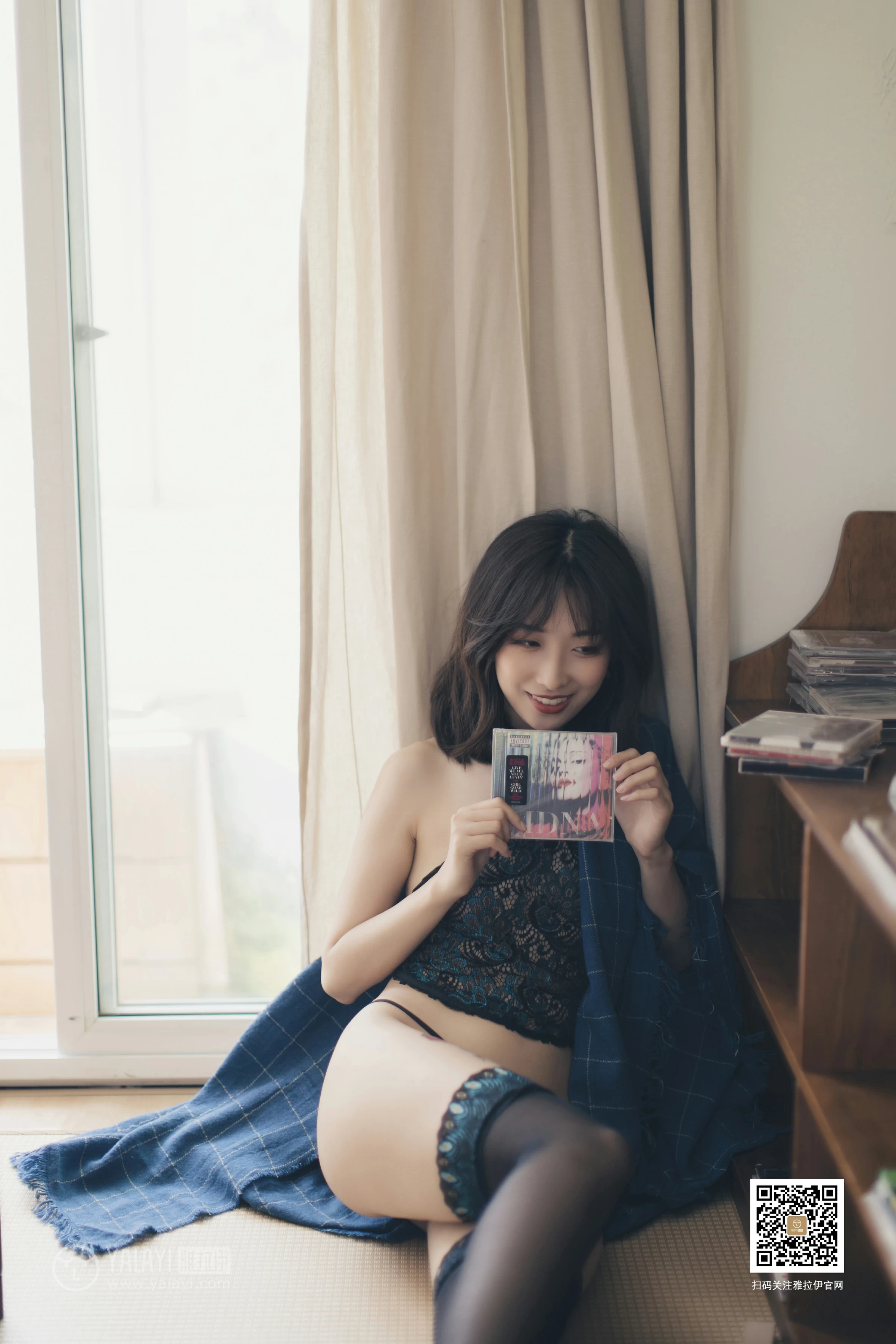 [YALAYI雅拉伊]No.393 丝情袜意 佳佳 情趣透视镂空肚兜加黑色丝袜美腿性感私房写真集第8张