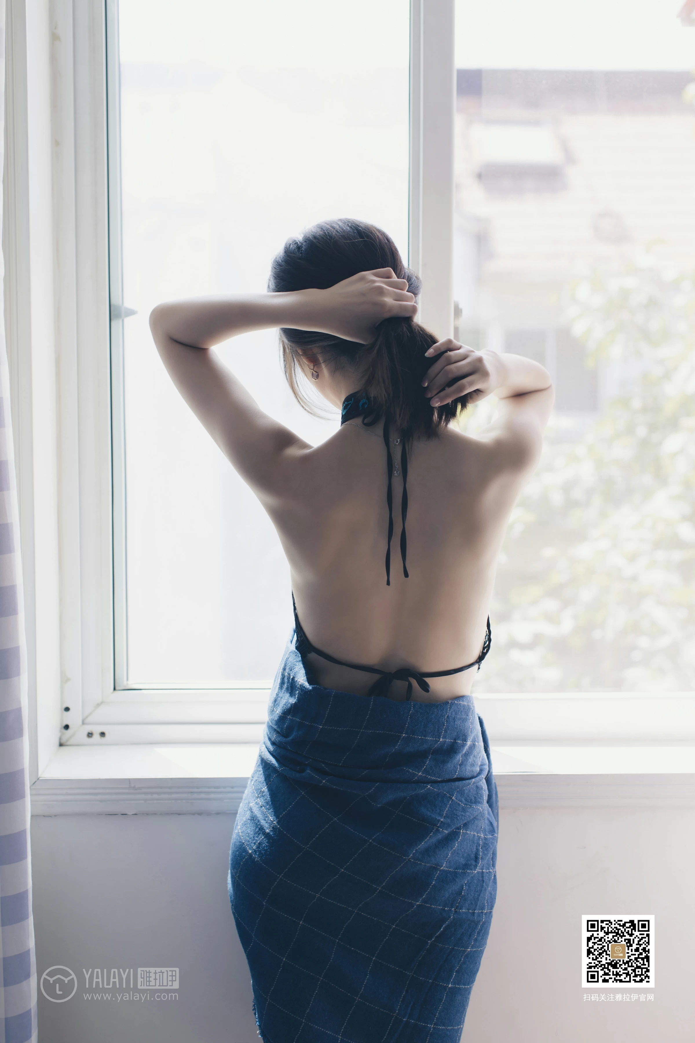 [YALAYI雅拉伊]No.393 丝情袜意 佳佳 情趣透视镂空肚兜加黑色丝袜美腿性感私房写真集第14张